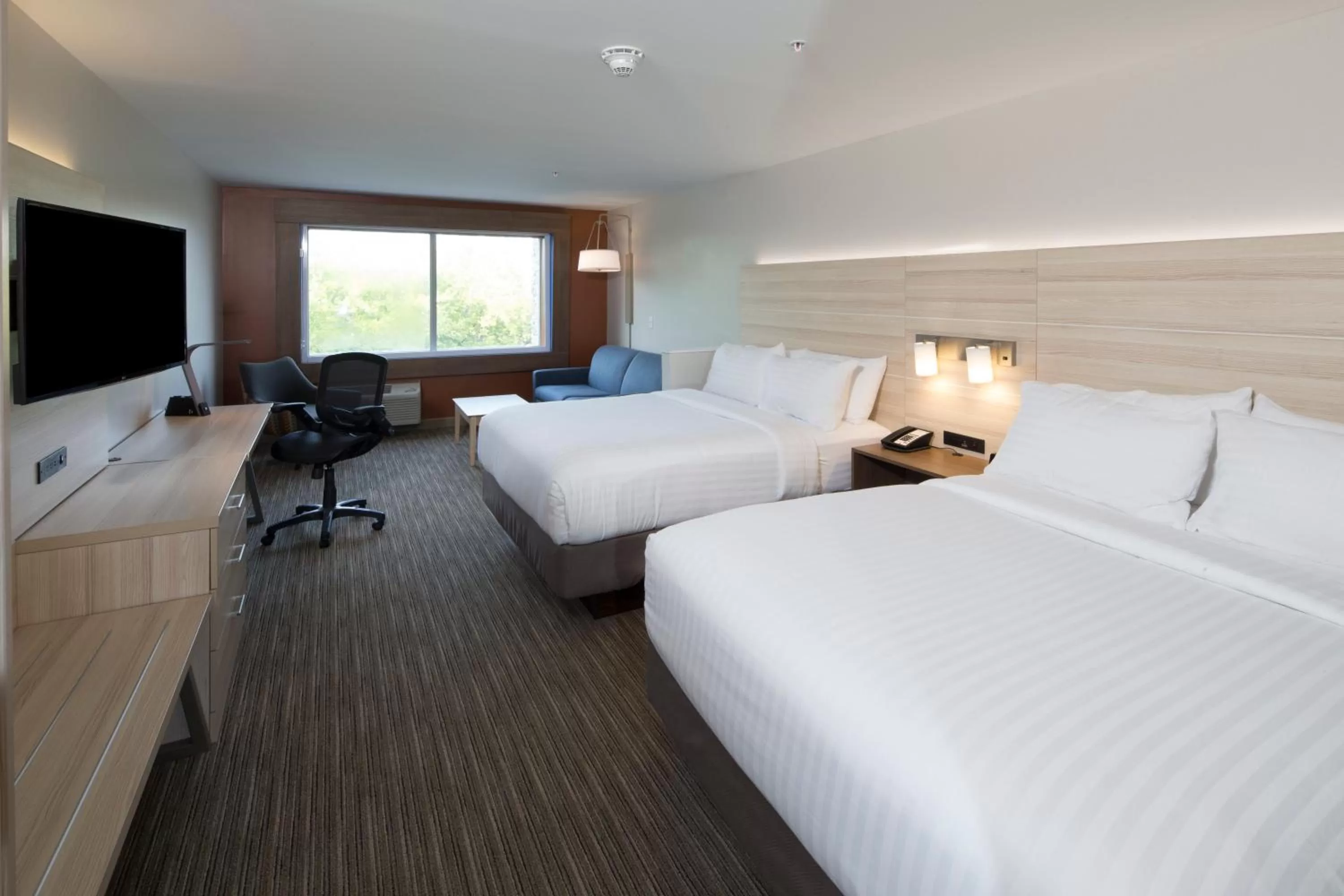 Photo of the whole room, Bed in Holiday Inn Express Hotel & Suites Bay City by IHG