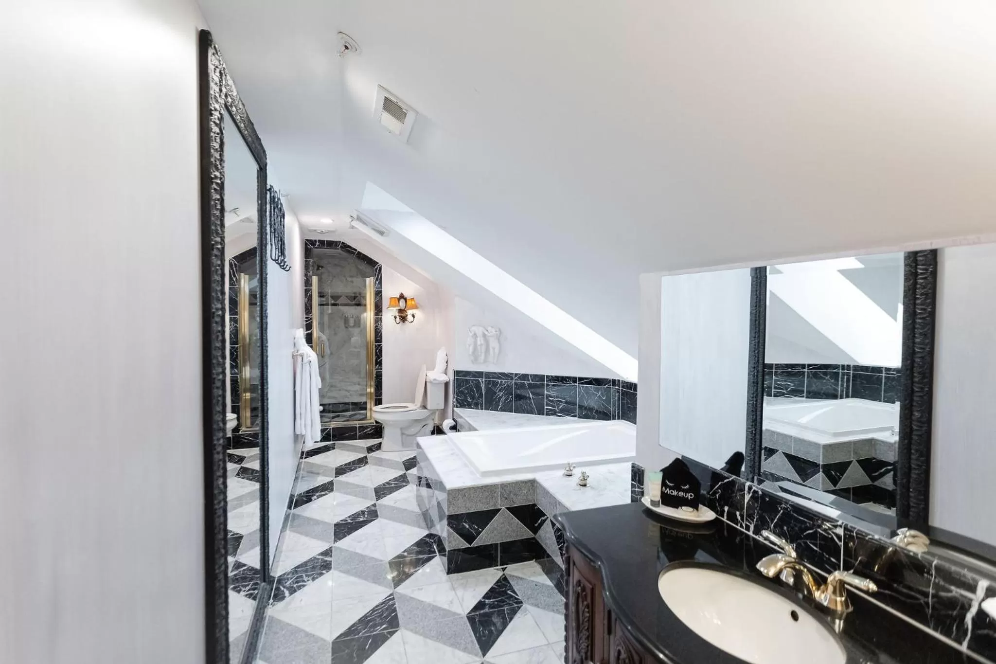 Bathroom in 1840s Carrollton Inn