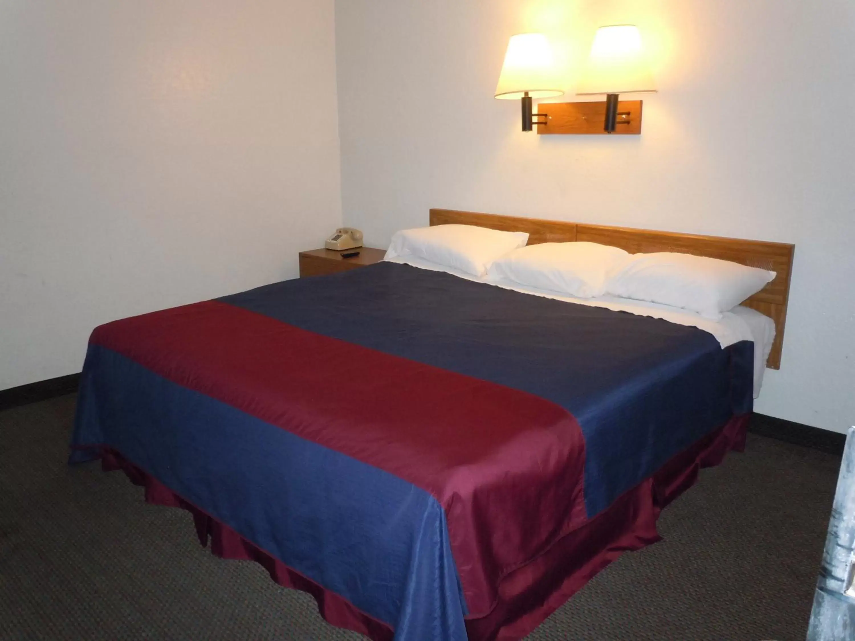 Photo of the whole room, Bed in Travelodge by Wyndham Grand Rapids North