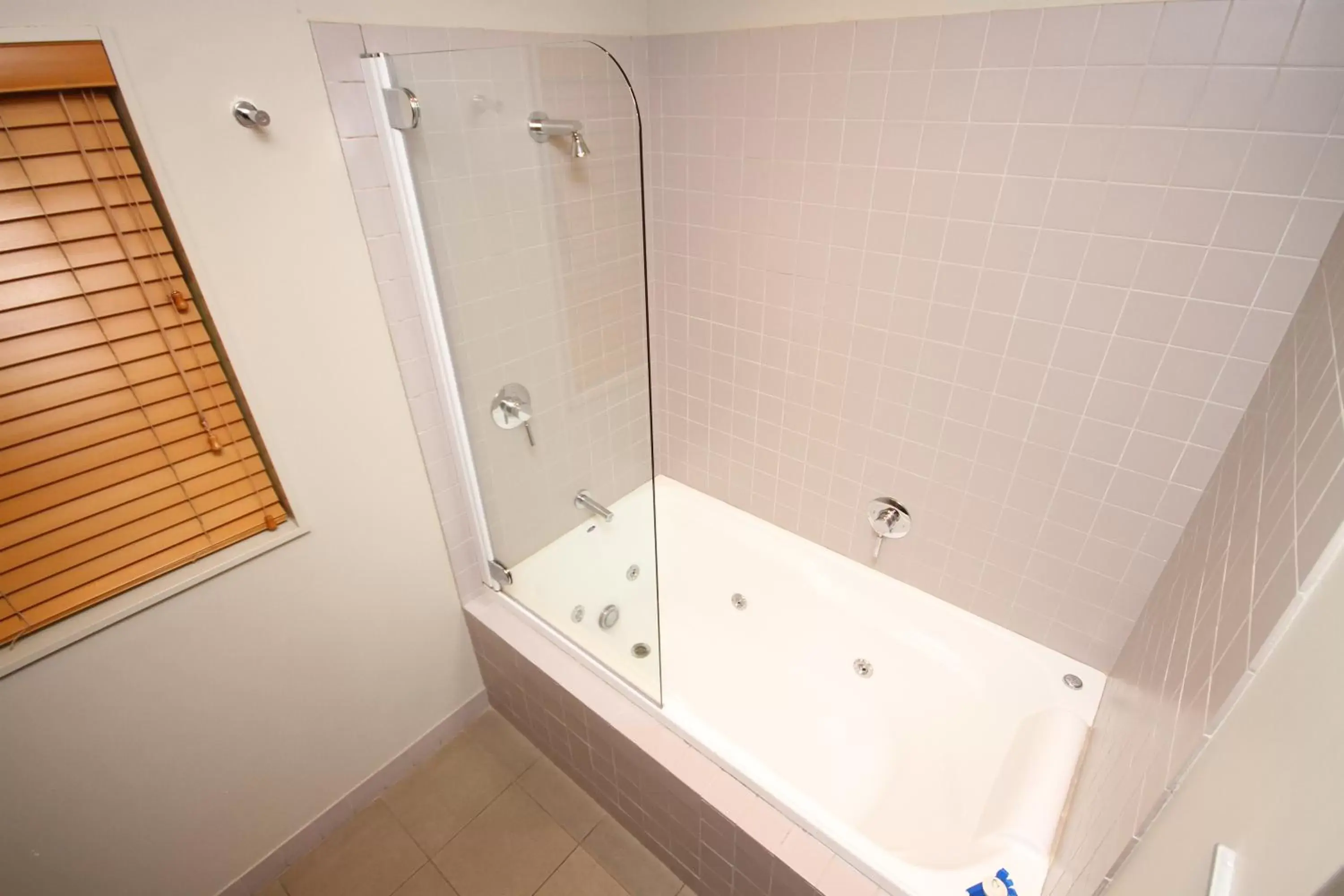 Shower, Bathroom in Bentleys Motor Inn
