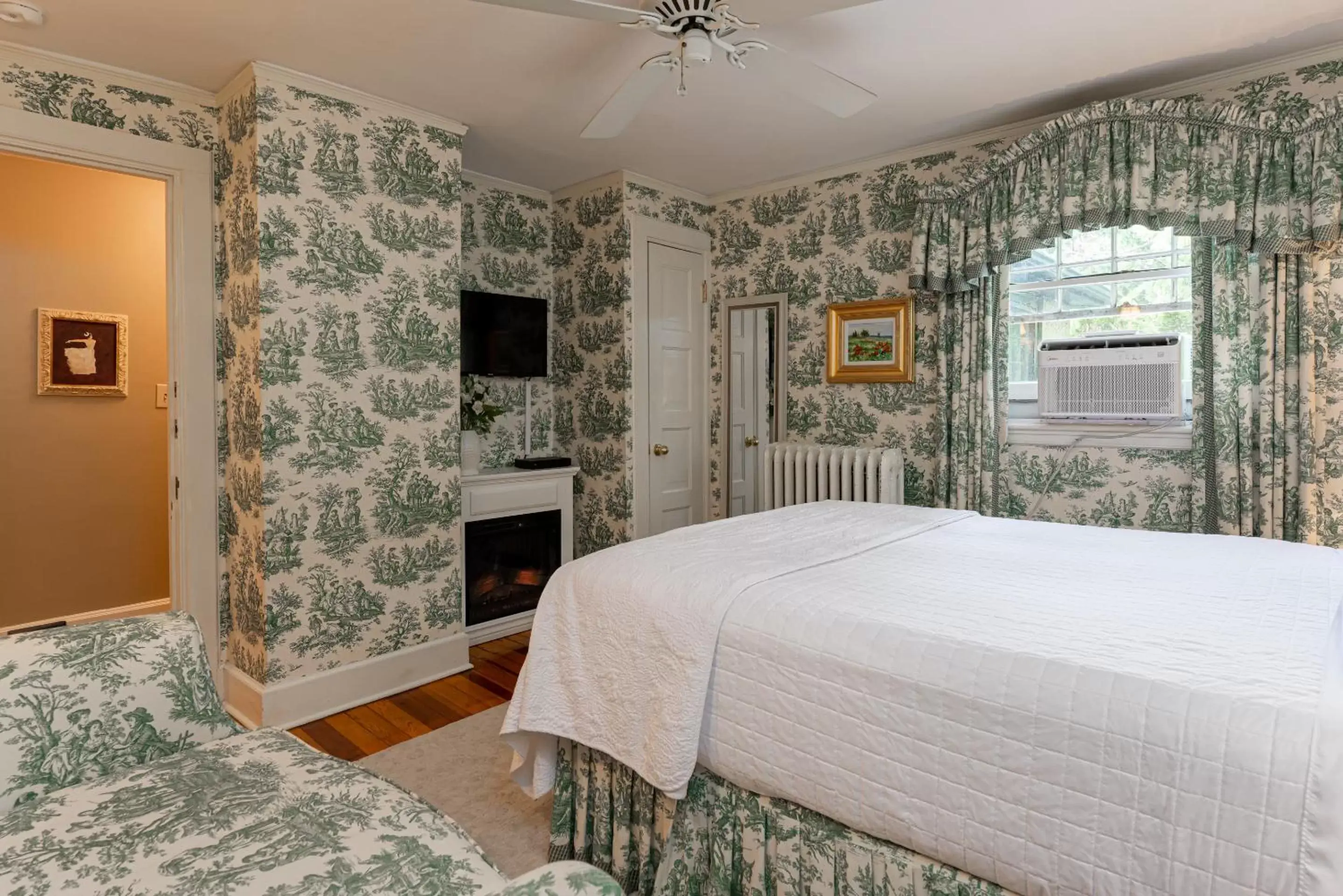 flat iron, Bed in Pinecrest Bed & Breakfast