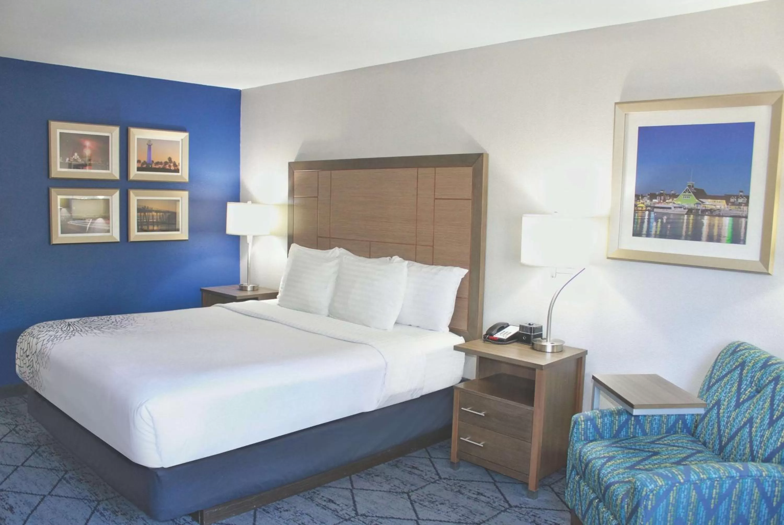 Photo of the whole room, Bed in La Quinta by Wyndham NE Long Beach/Cypress
