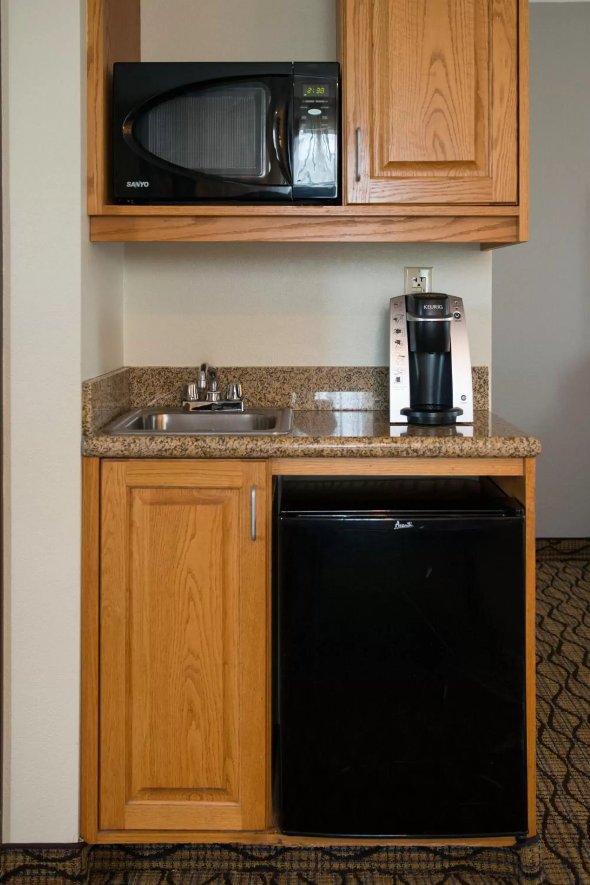Photo of the whole room, Kitchen/Kitchenette in Holiday Inn Express Hotel & Suites Chanhassen, an IHG Hotel