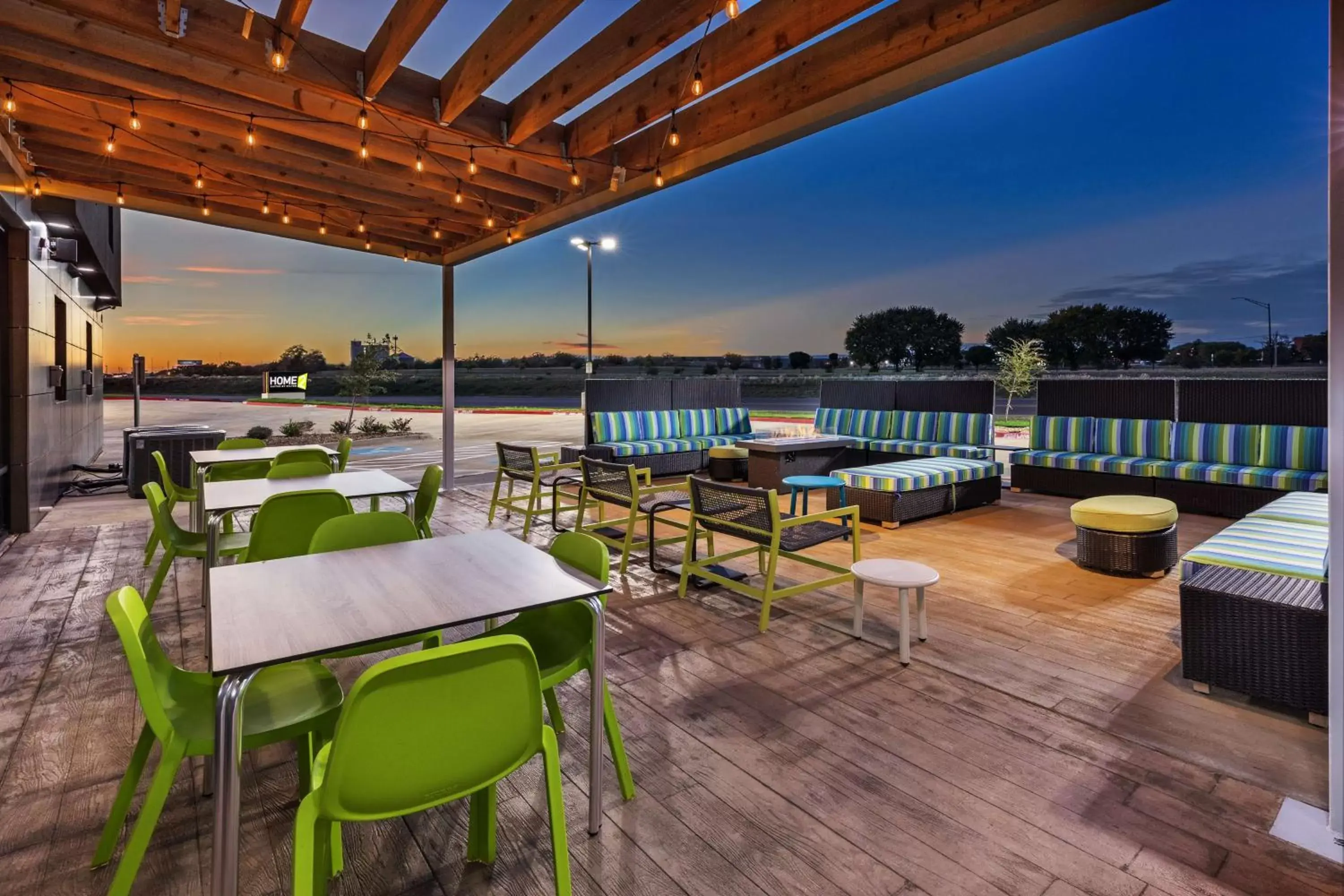 Patio, Restaurant/Places to Eat in Home2 Suites by Hilton Weatherford