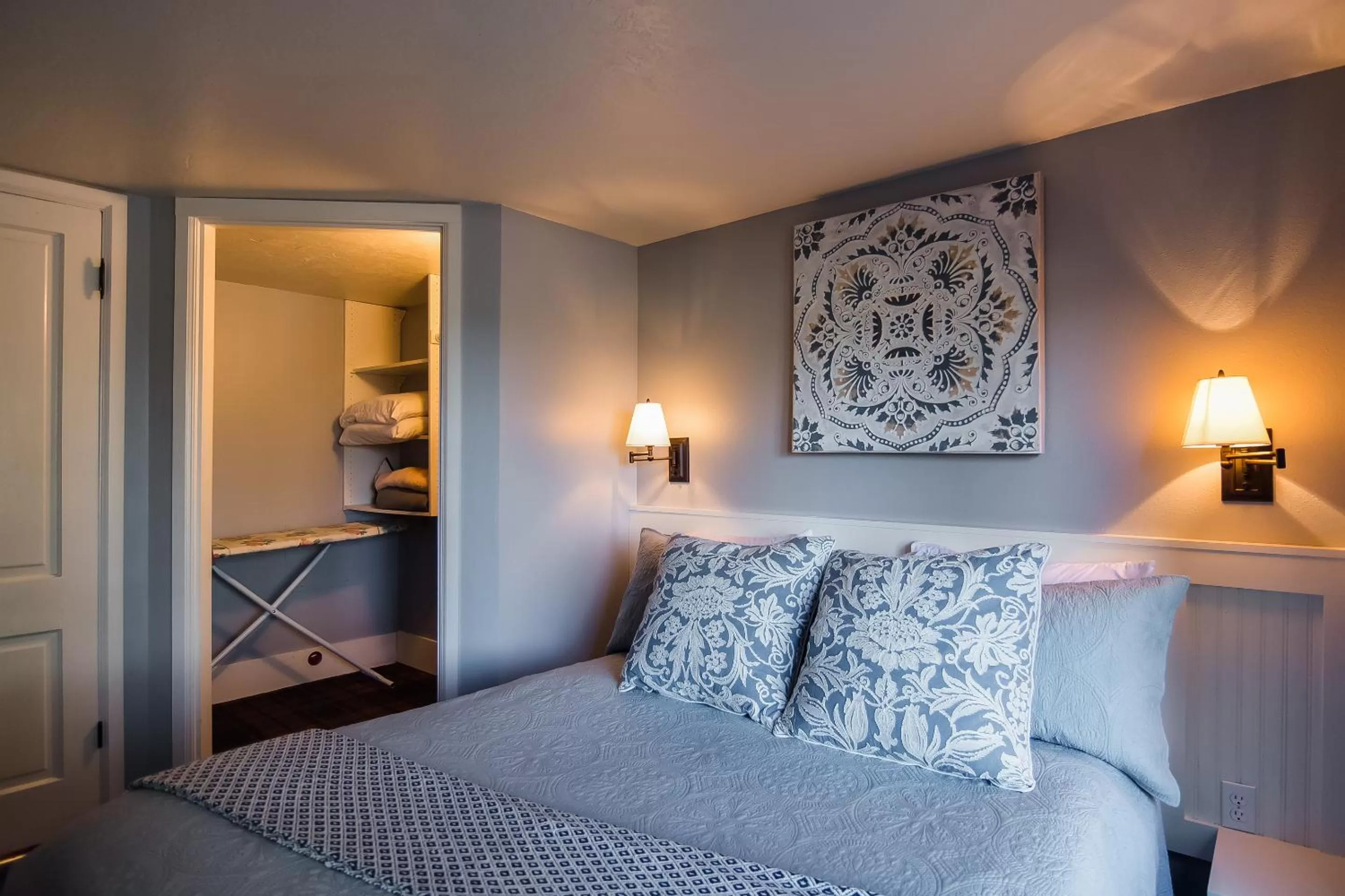 Bed in The Campbell House Inn