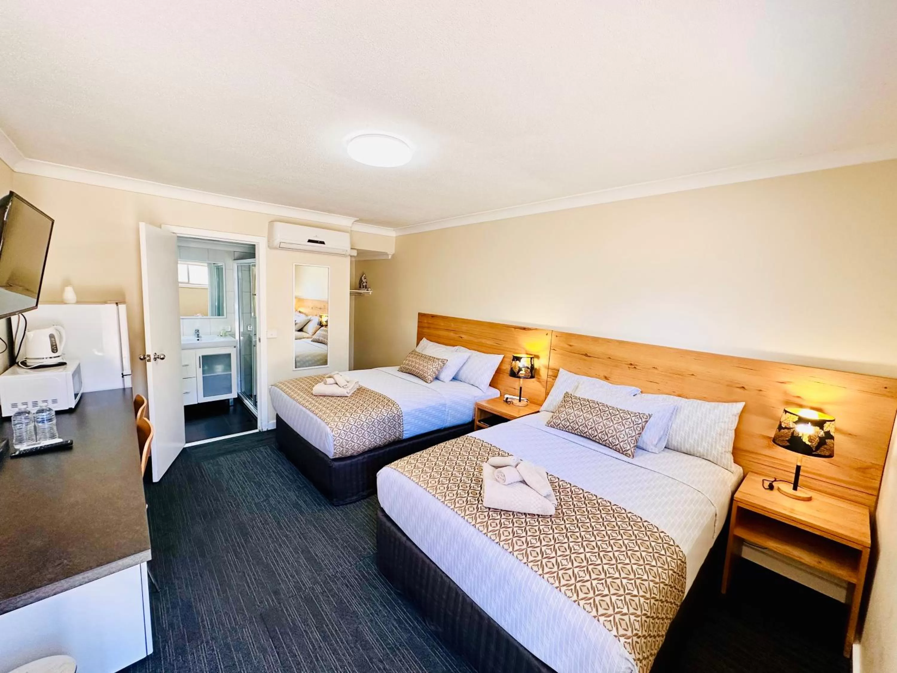 Bed in Auto Lodge Motor Inn