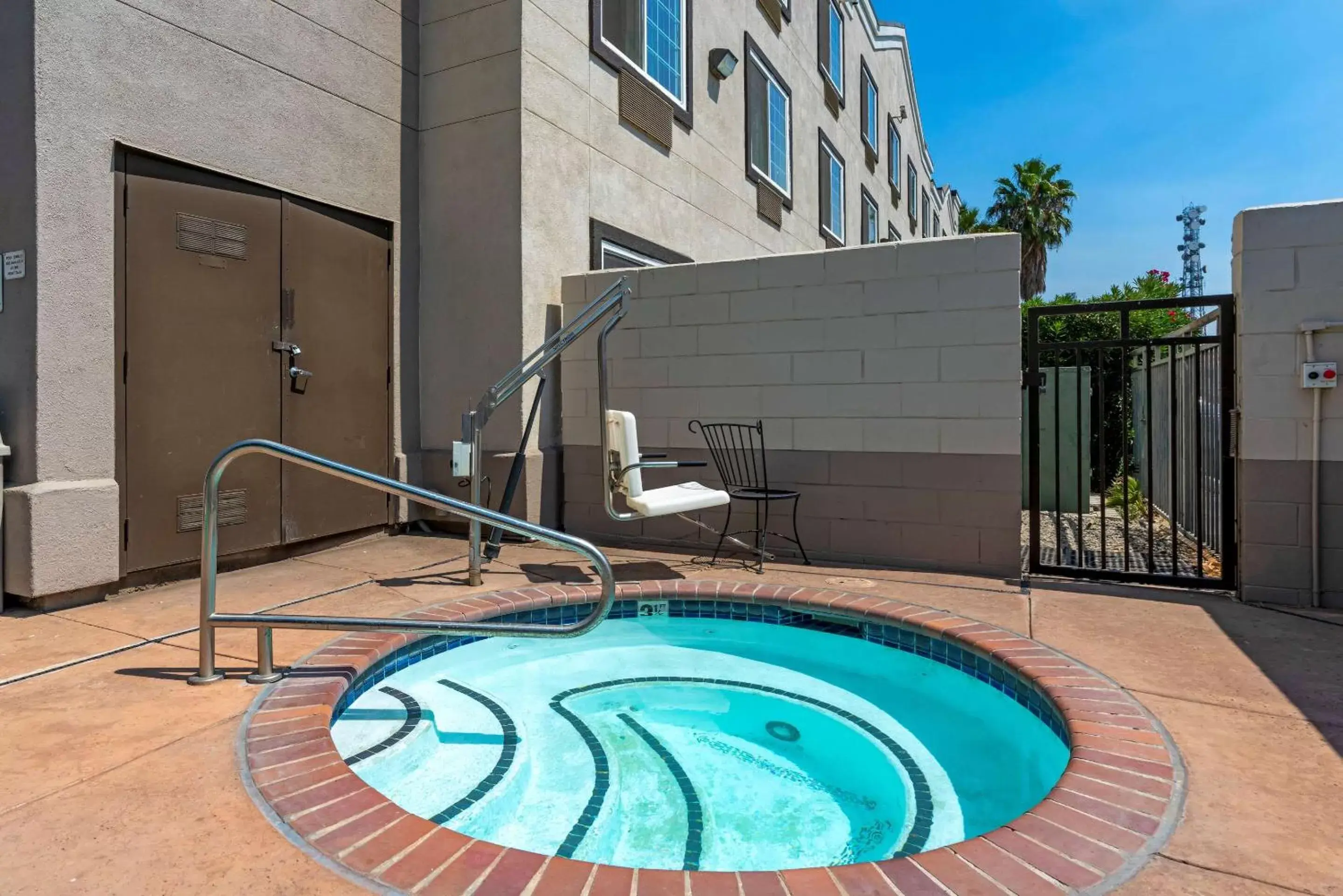 Activities, Swimming Pool in Comfort Suites Downtown Sacramento
