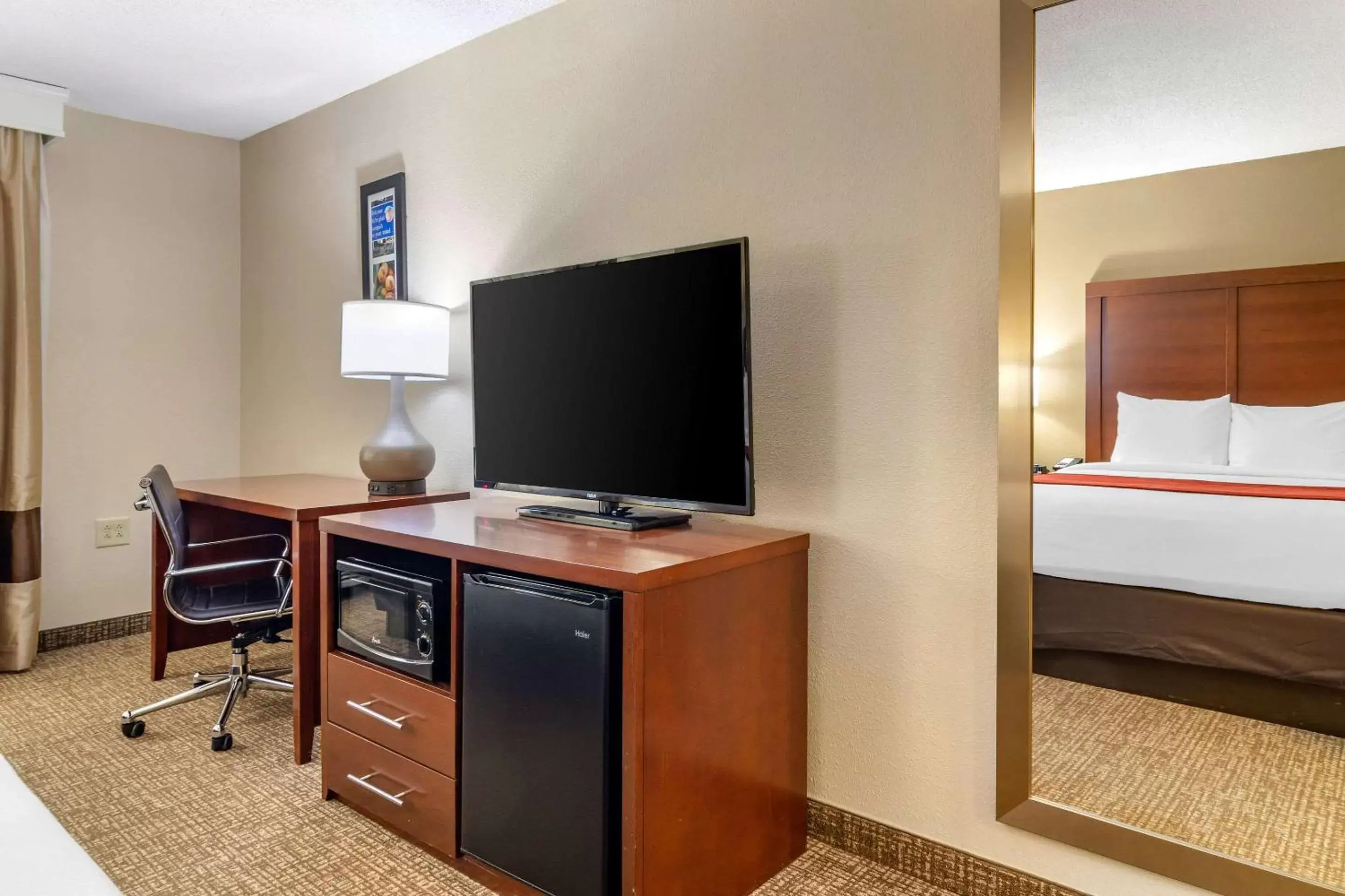 Bedroom, TV/Entertainment Center in Comfort Inn & Suites Macon North I-75