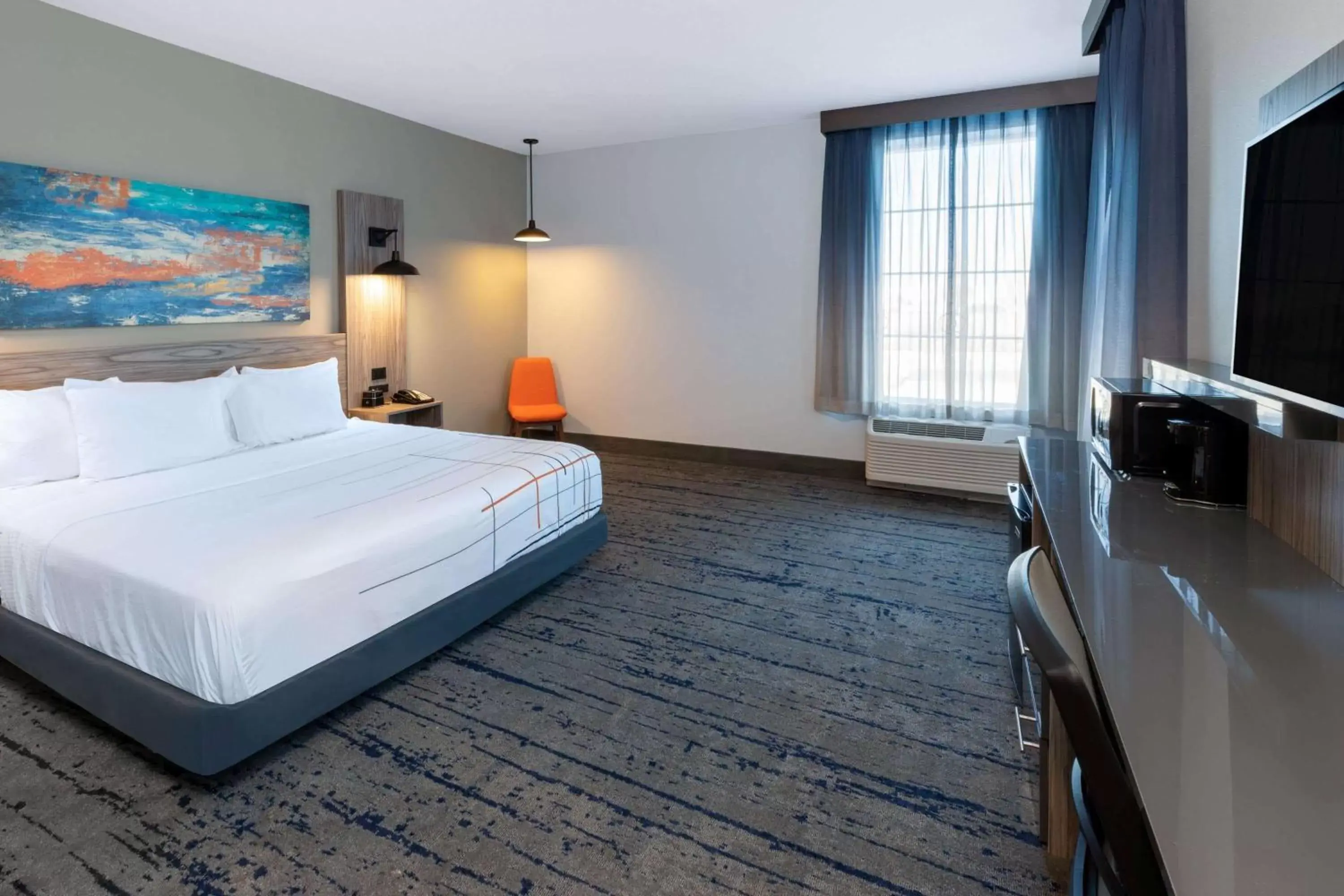 Photo of the whole room, Bed in La Quinta Inn & Suites by Wyndham Frisco