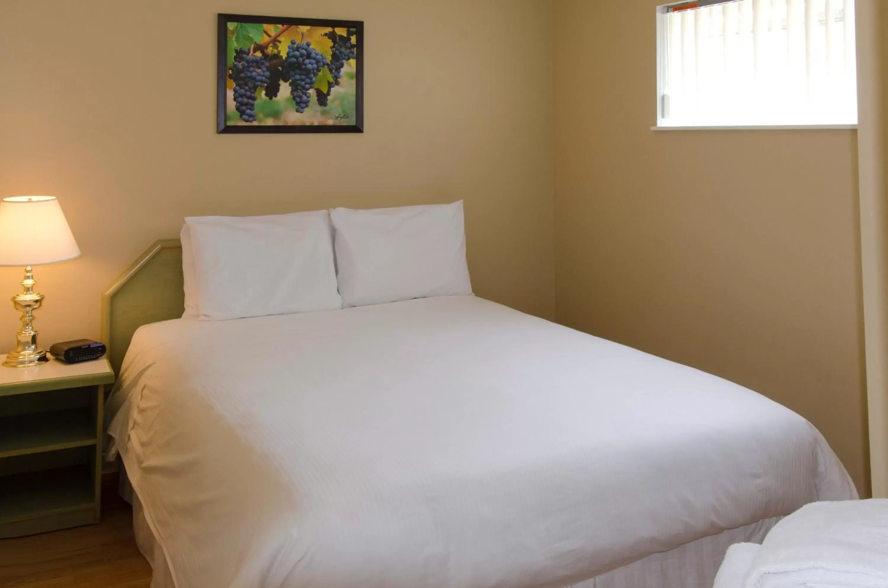Bedroom, Bed in Tiki Shores Inn & Suites