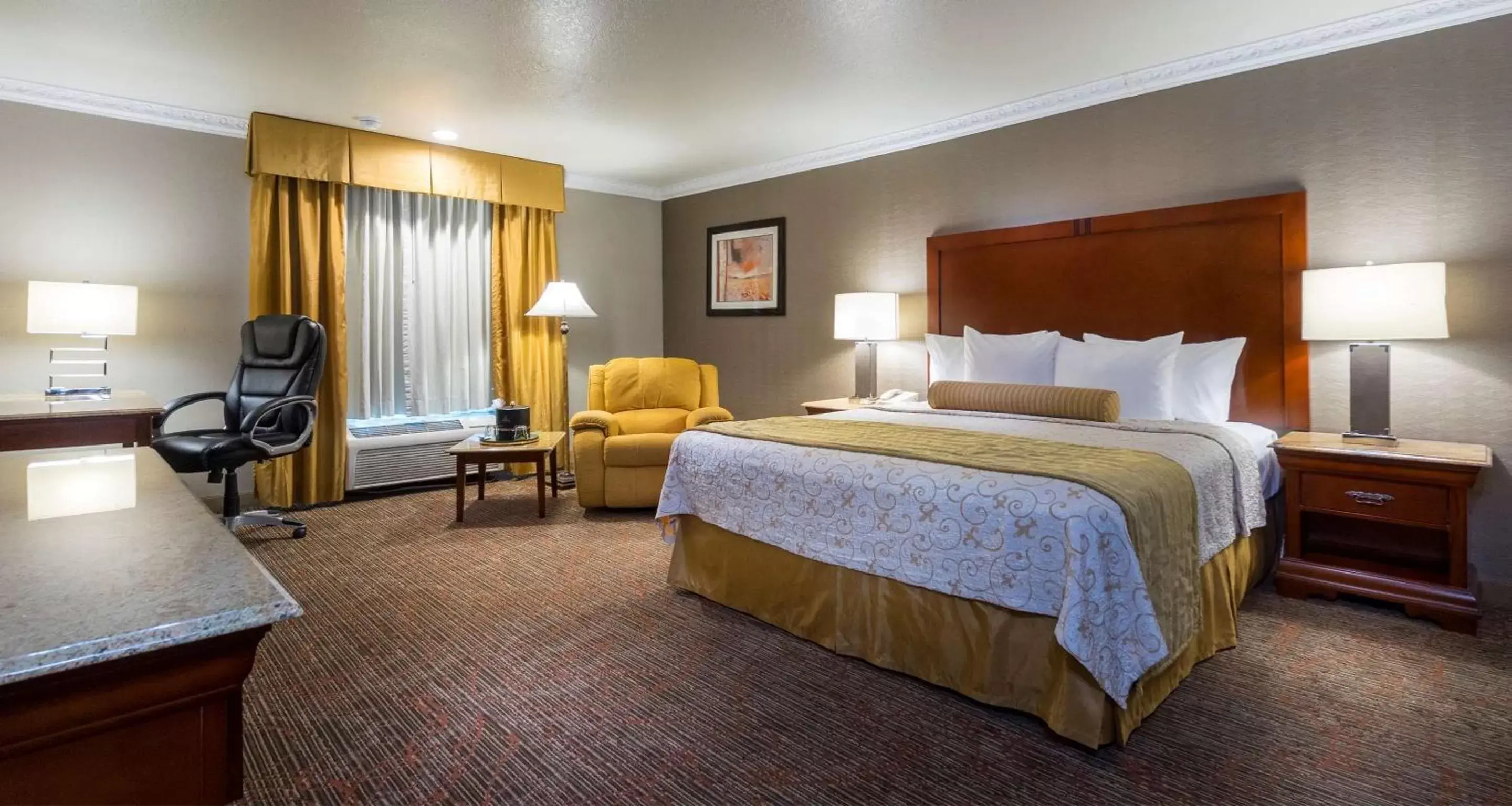 King Room with Wet Bar in Best Western Plus Newport Mesa Inn