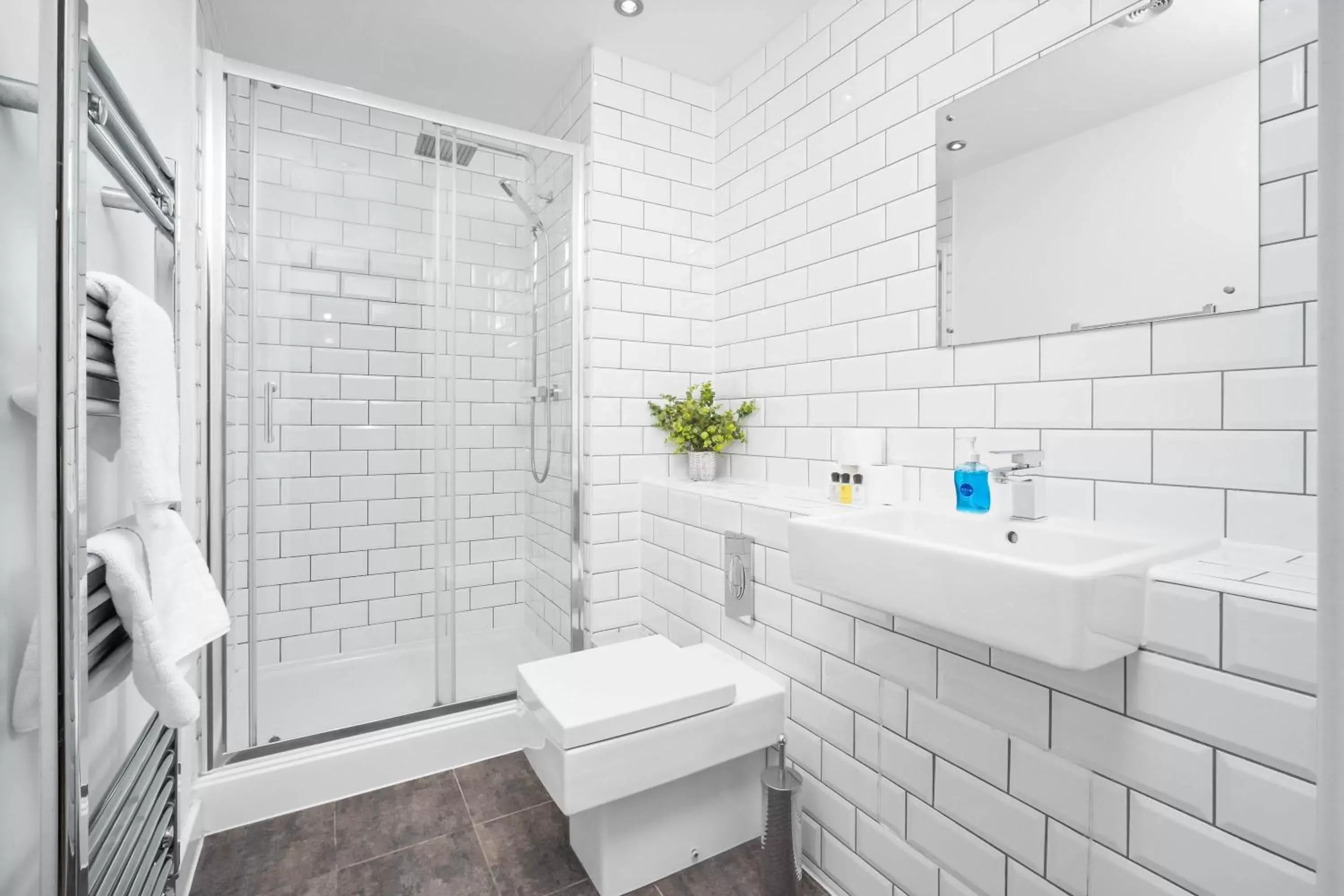 Shower, Bathroom in Onyx O2 Arena Brindley Place Broad Street Large Spacious Apartment