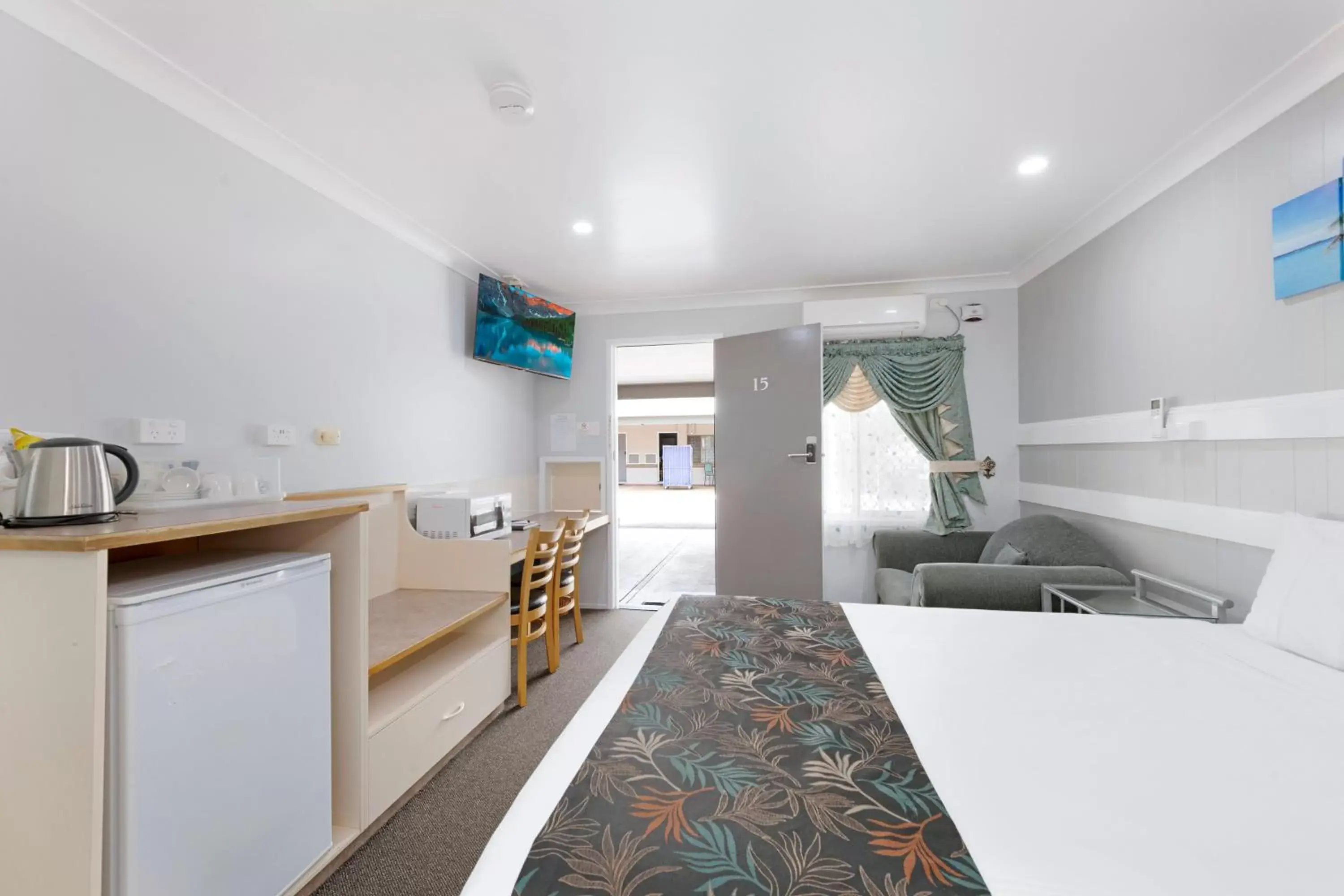 Bed, Kitchen/Kitchenette in Best Western Bundaberg City Motor Inn