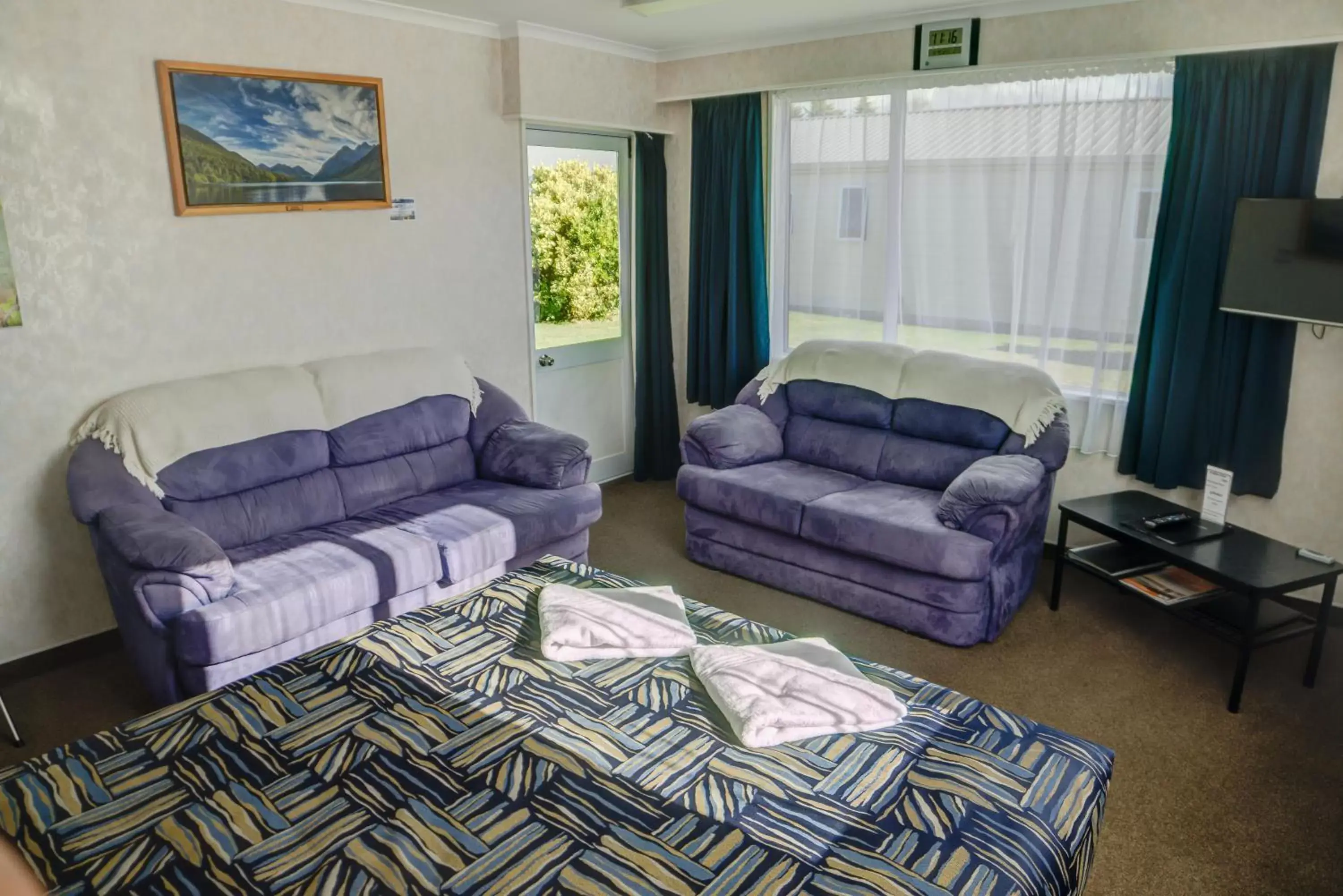 Living room, Seating Area in Parklands Motel