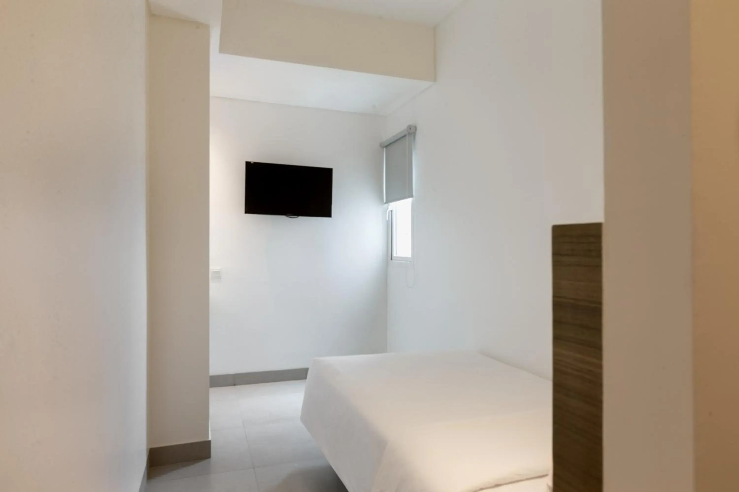 Bedroom, TV/Entertainment Center in Amaris Hotel Slipi