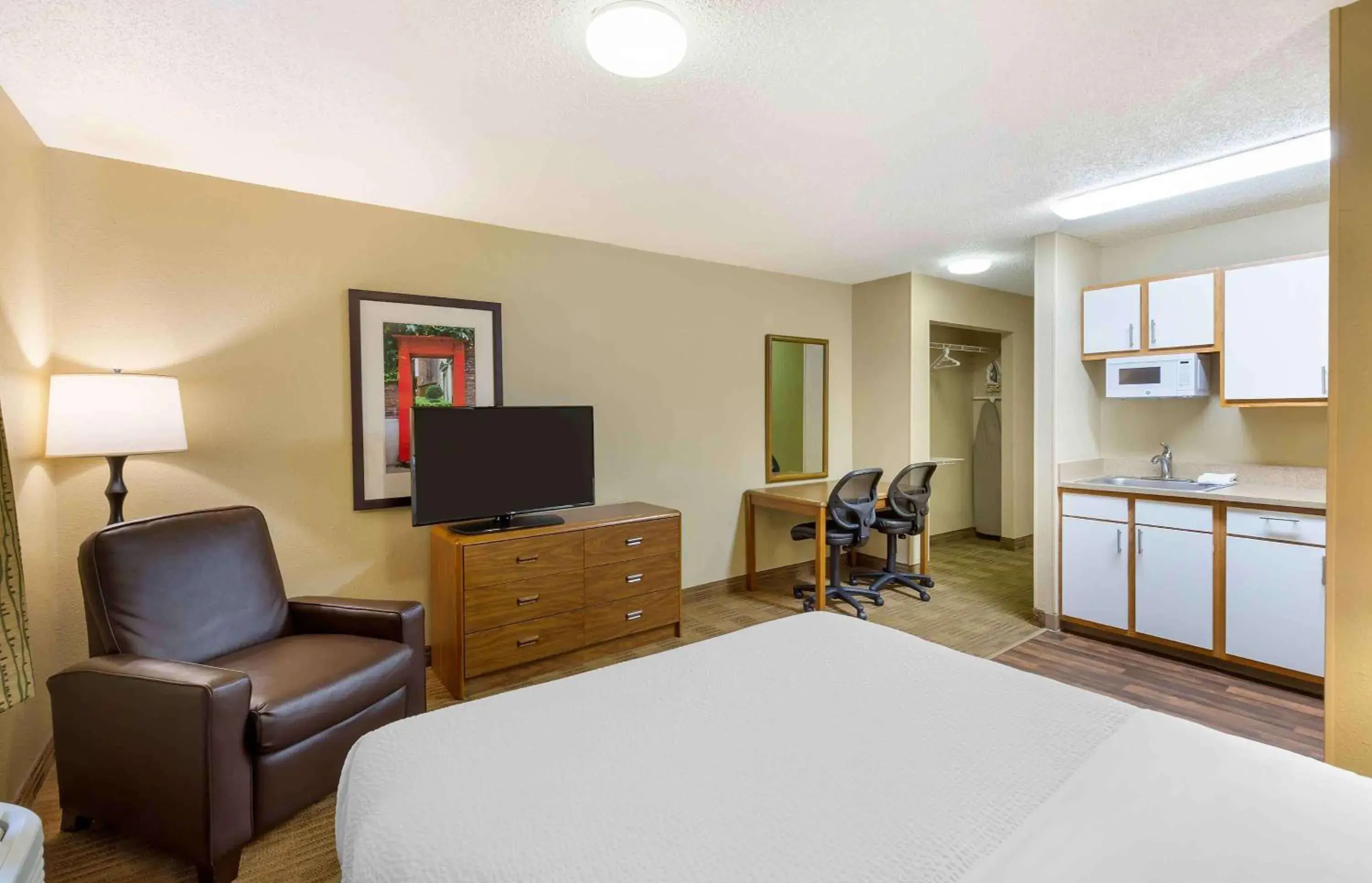 Bedroom, TV/Entertainment Center in Extended Stay America Suites - Greensboro - Wendover Ave