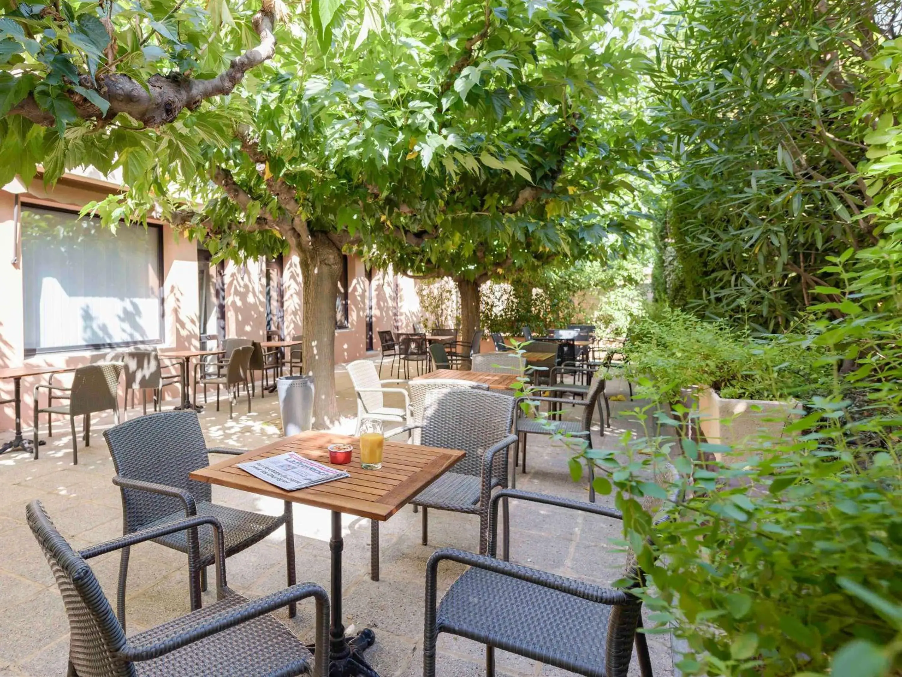Property building, Restaurant/Places to Eat in ibis Avignon Centre Pont De L'Europe