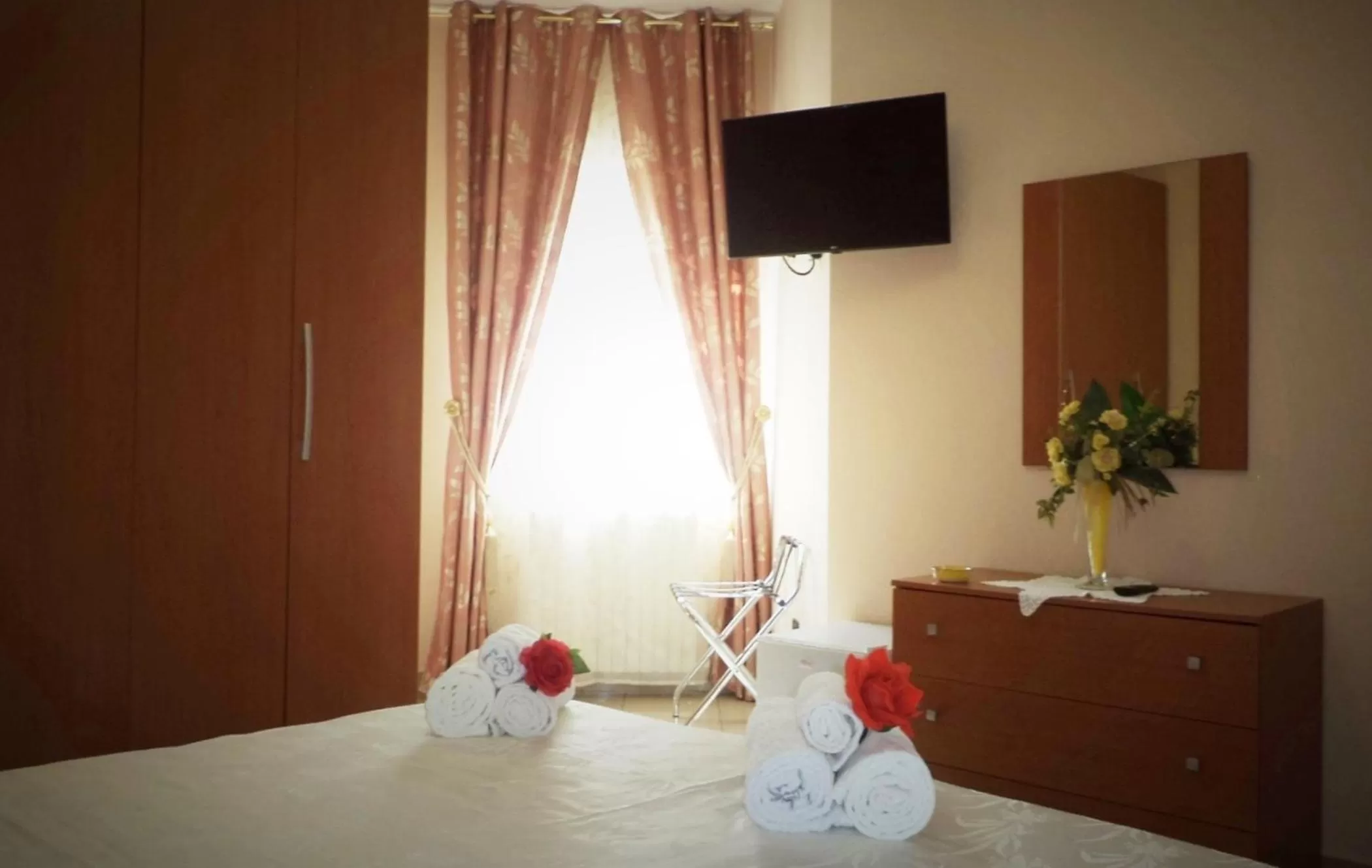 Bed, TV/Entertainment Center in Il Girasole