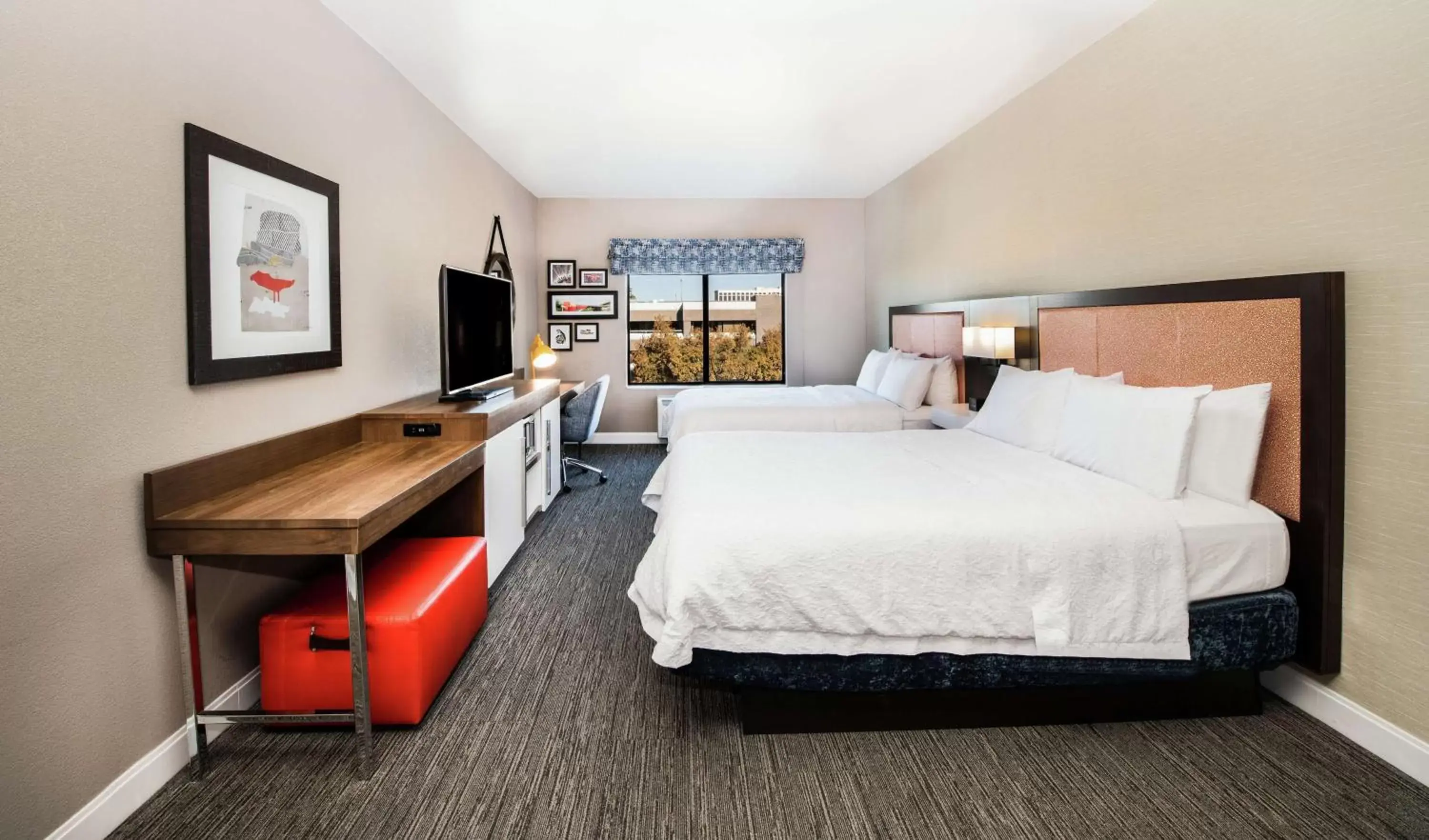 Bedroom in Hampton Inn Phoenix Airport North