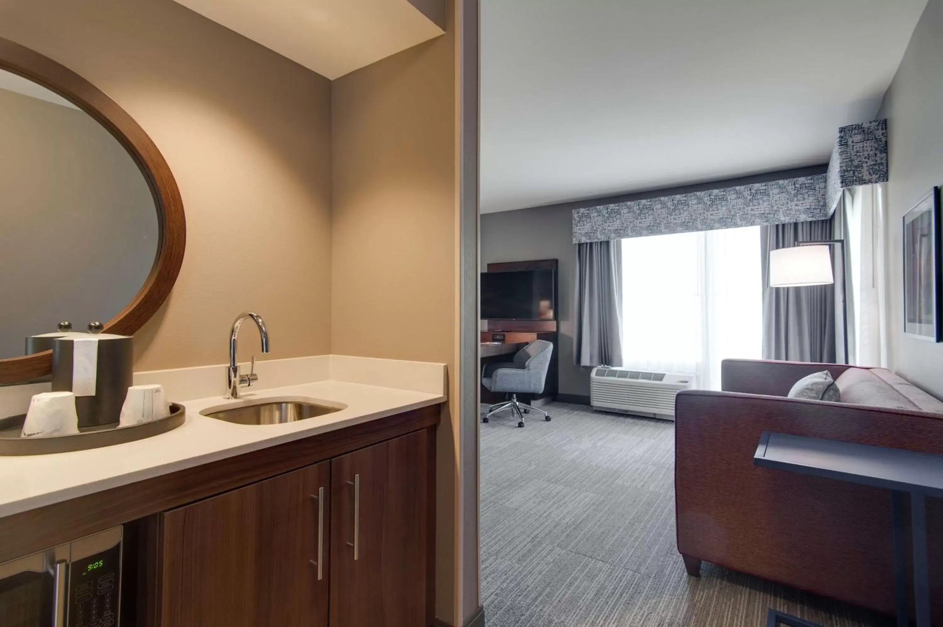 Bedroom, Bathroom in Hampton Inn & Suites by Hilton Nashville North Skyline