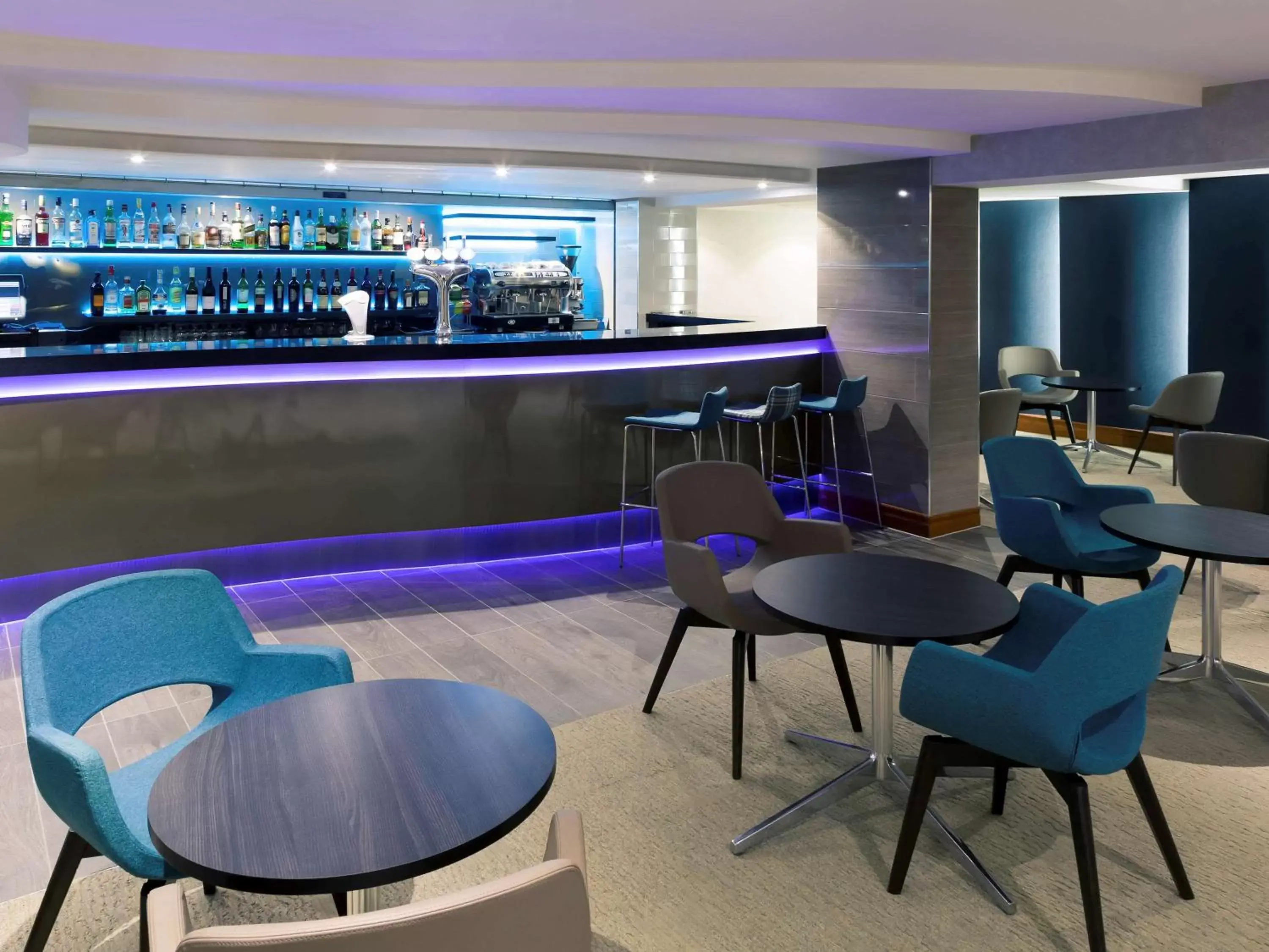 Restaurant/places to eat, Lounge/Bar in Mercure London Heathrow Airport