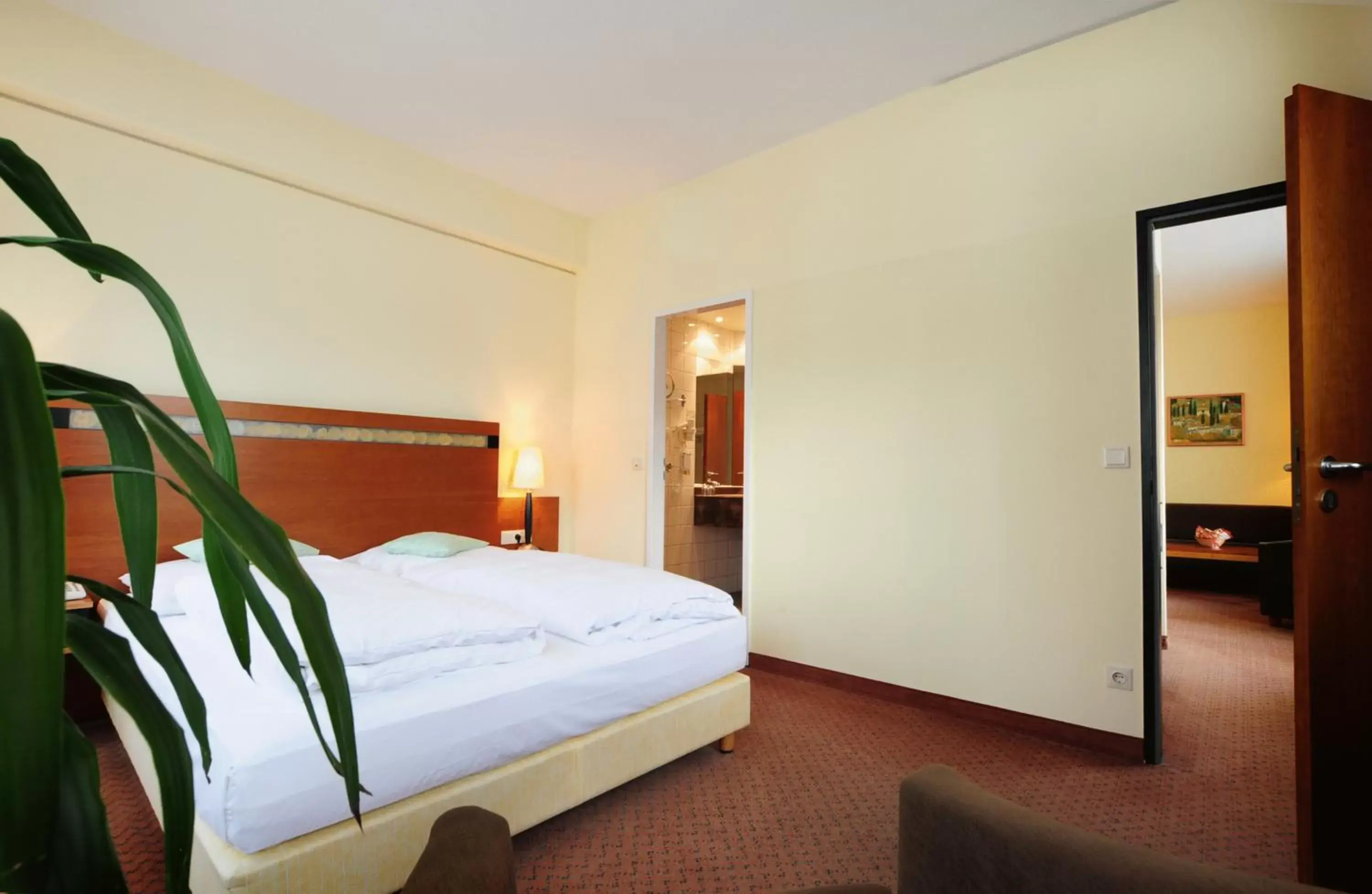 Photo of the whole room, Bed in Hansa Apart-Hotel Regensburg