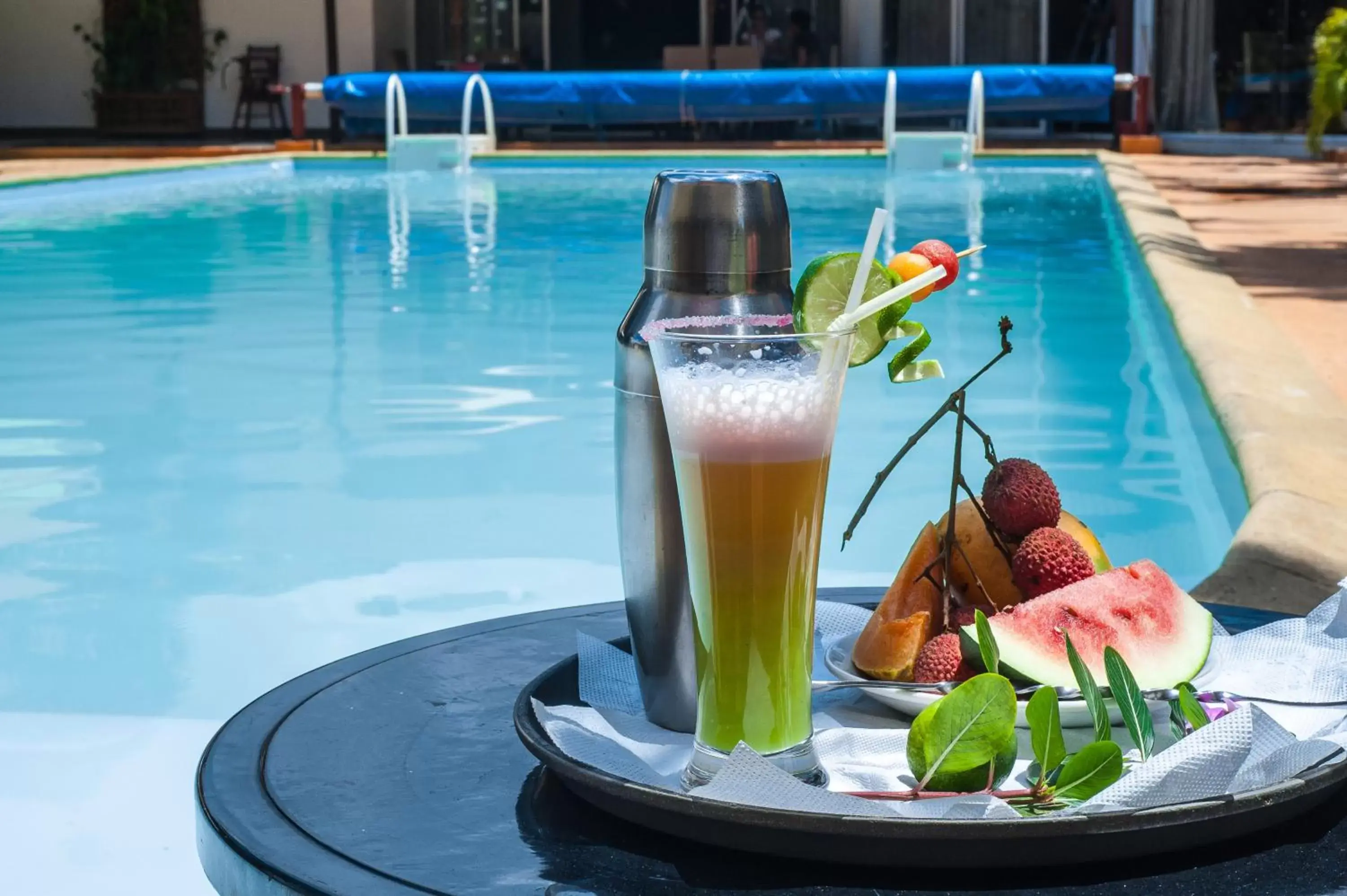 Alcoholic drinks, Swimming Pool in Relais des Plateaux & Spa– Ivato International Airport