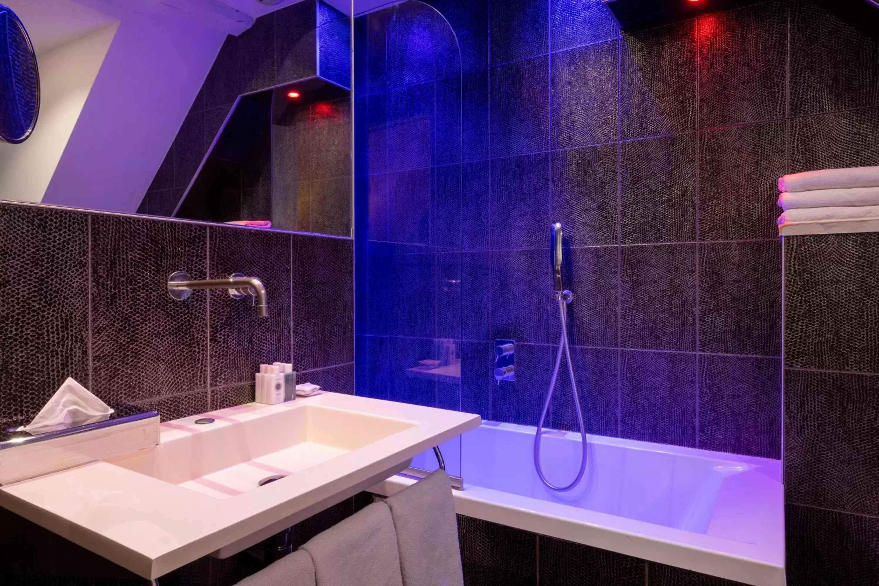 Bath, Bathroom in ATN Hôtel
