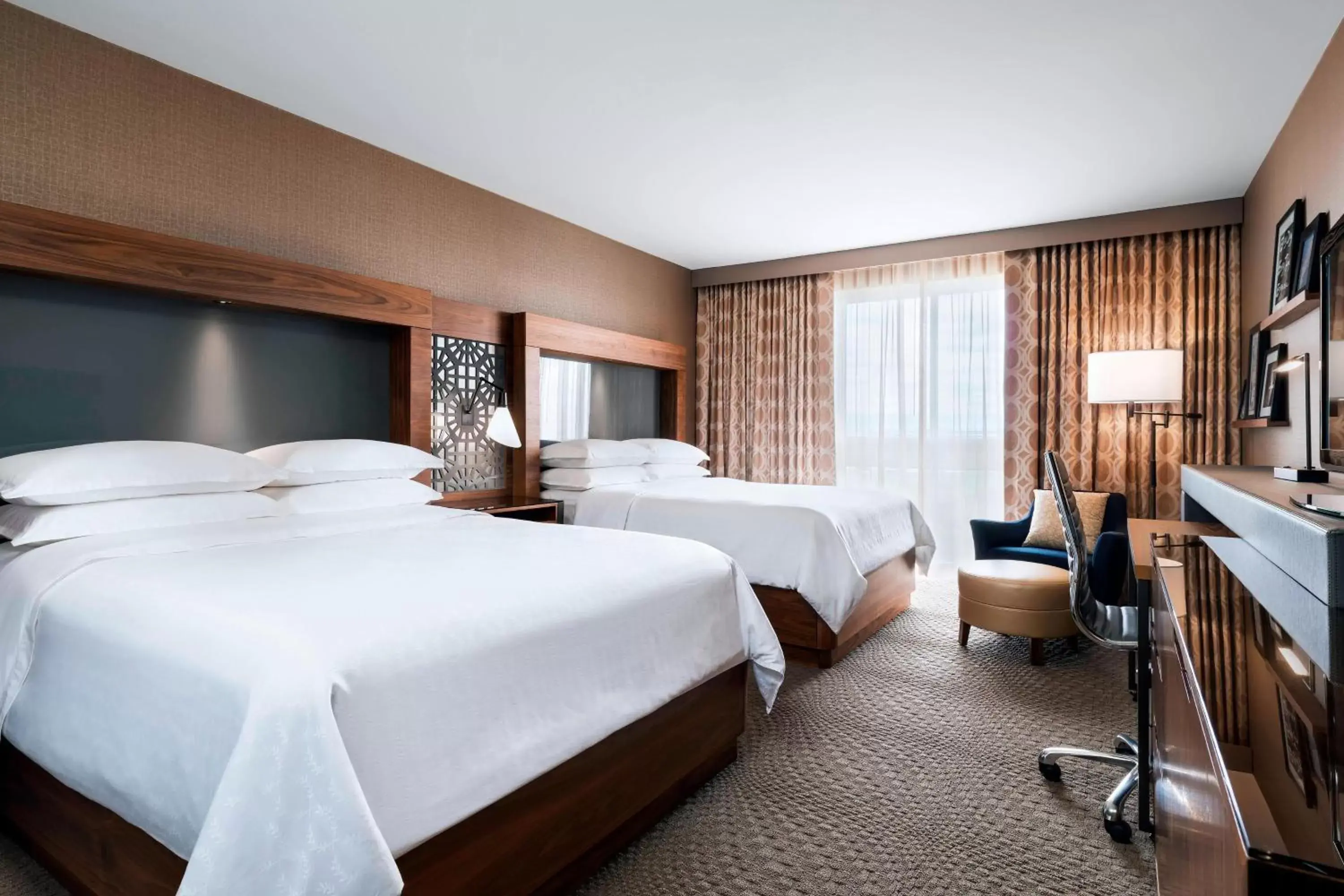 Photo of the whole room, Bed in Sheraton Toronto Airport Hotel & Conference Centre