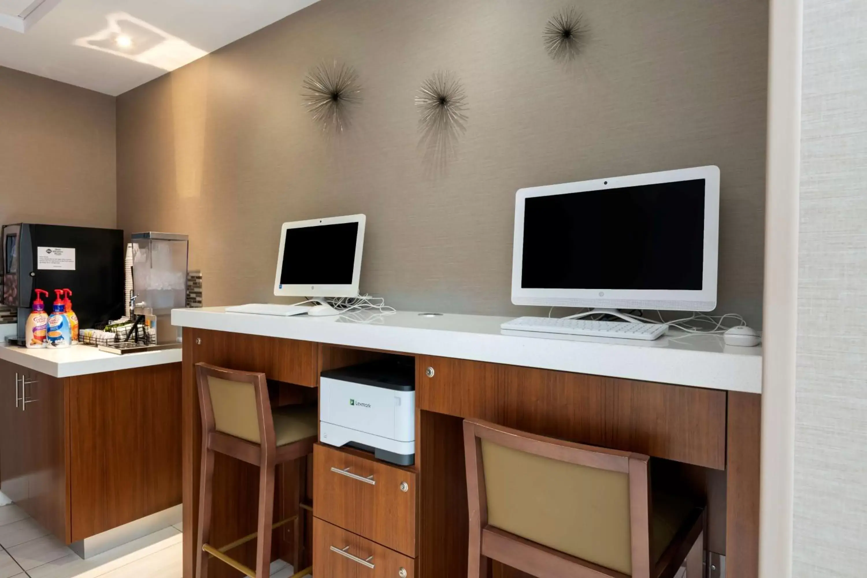 Business facilities, TV/Entertainment Center in Best Western Plus North Miami-Bal Harbour