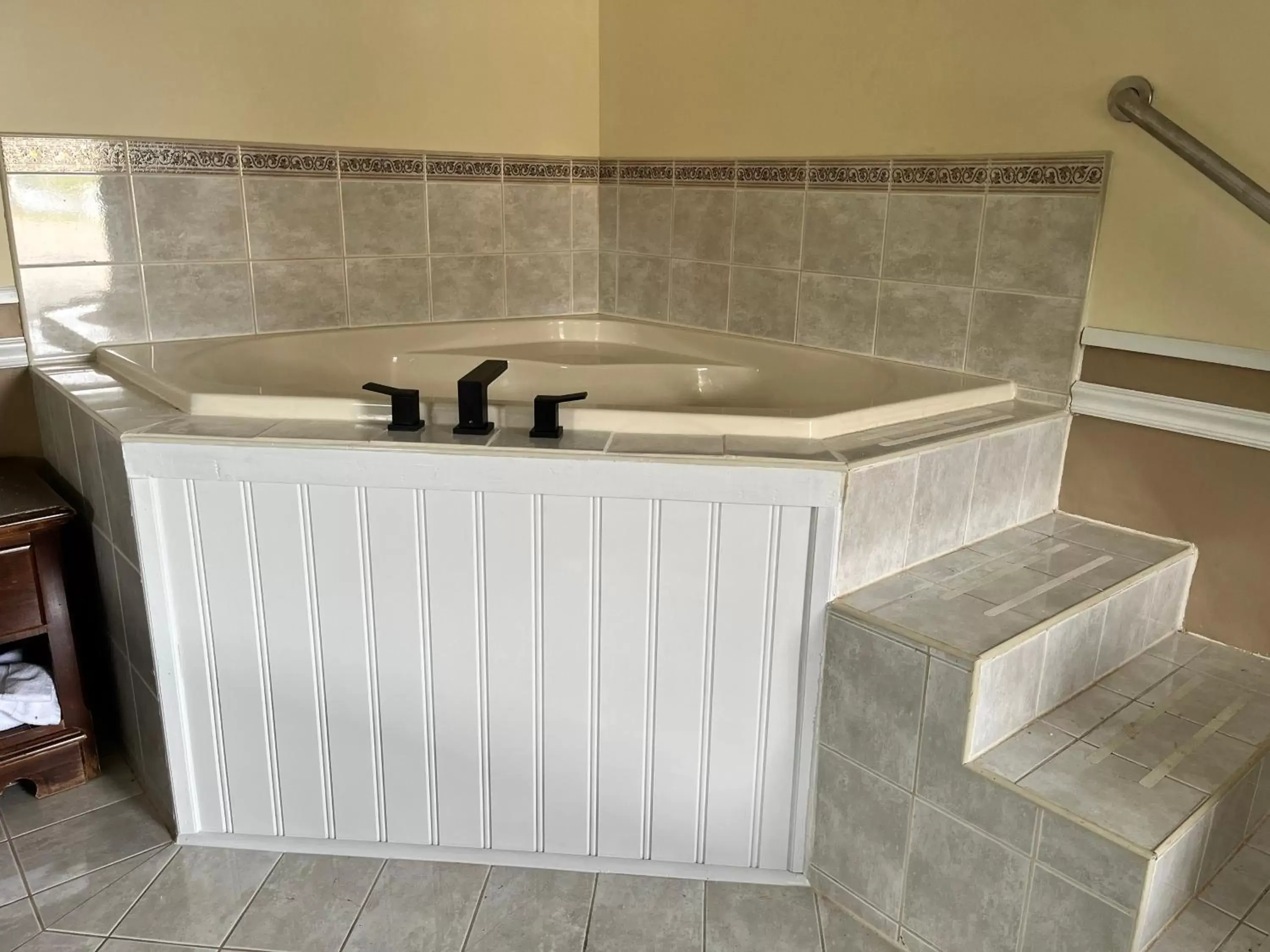 Hot Tub, Bathroom in Sara Placid Inn & Suites