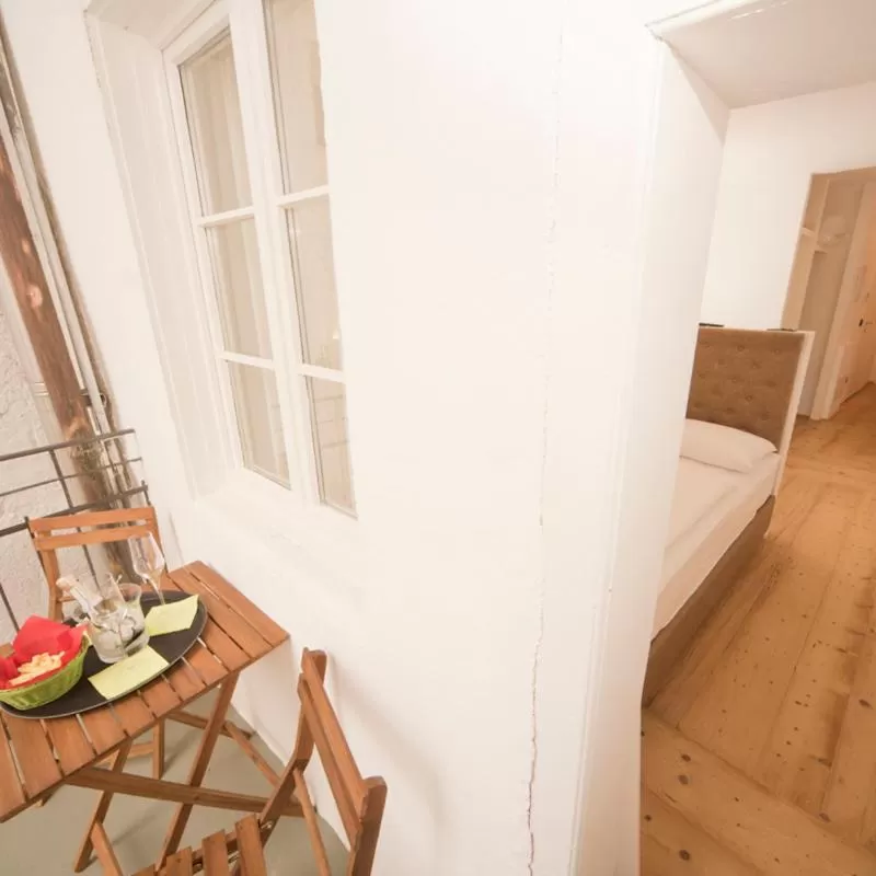 Sir Thomas Bed and More