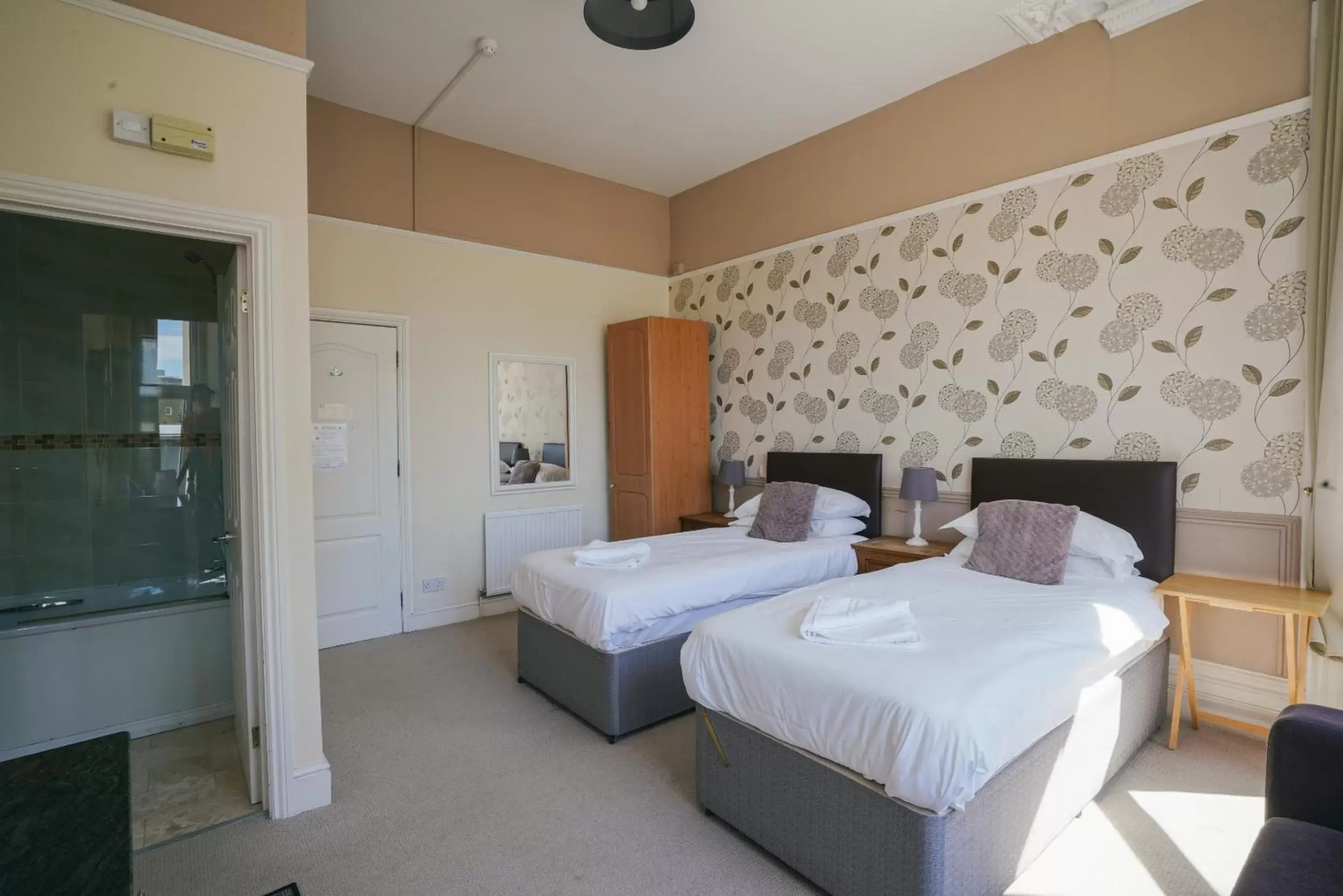 Deluxe Twin Room in The Sheldon B&B - FREE private parking