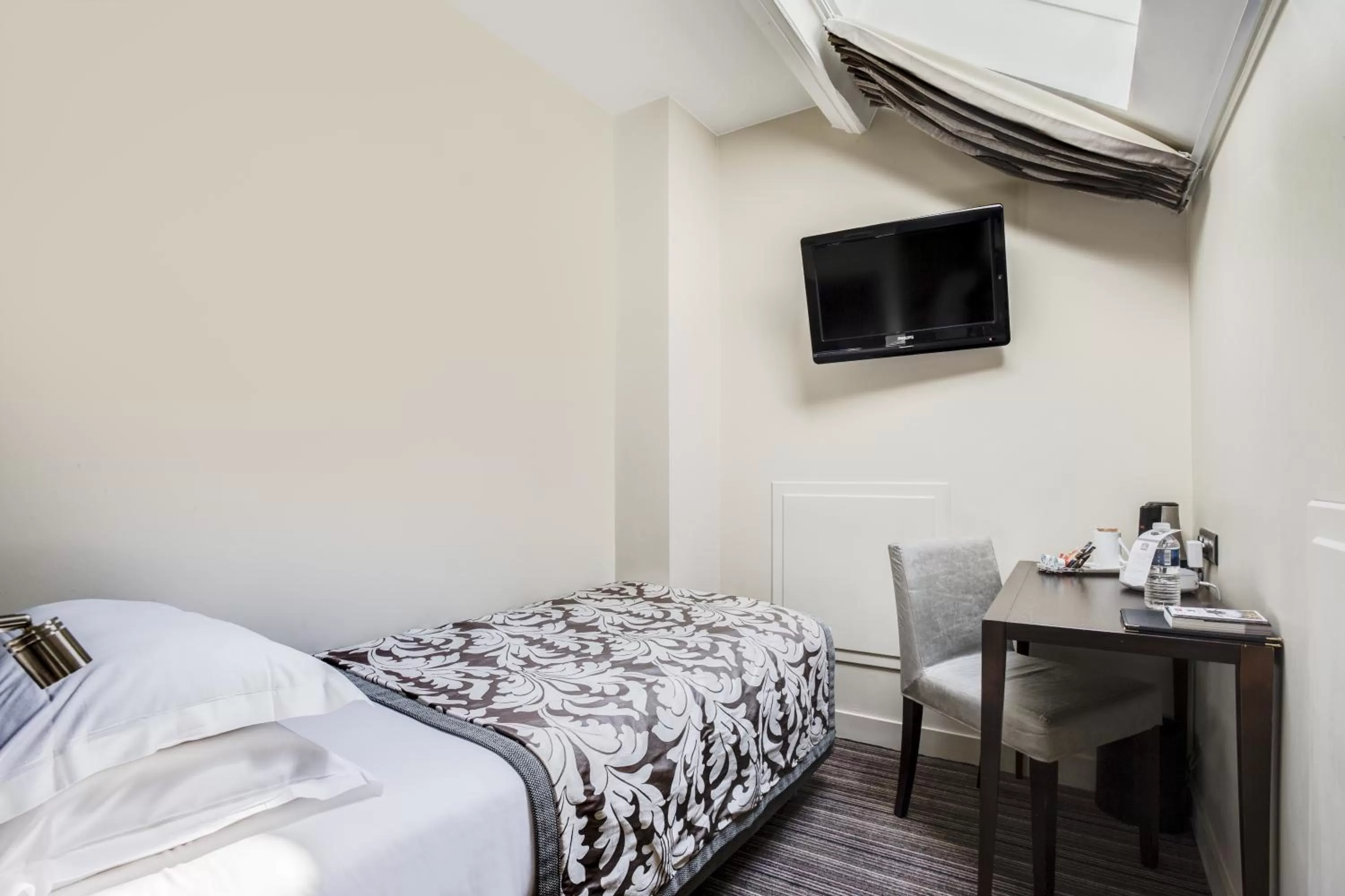 TV and multimedia, Bed in Hôtel Paris Louvre Opéra