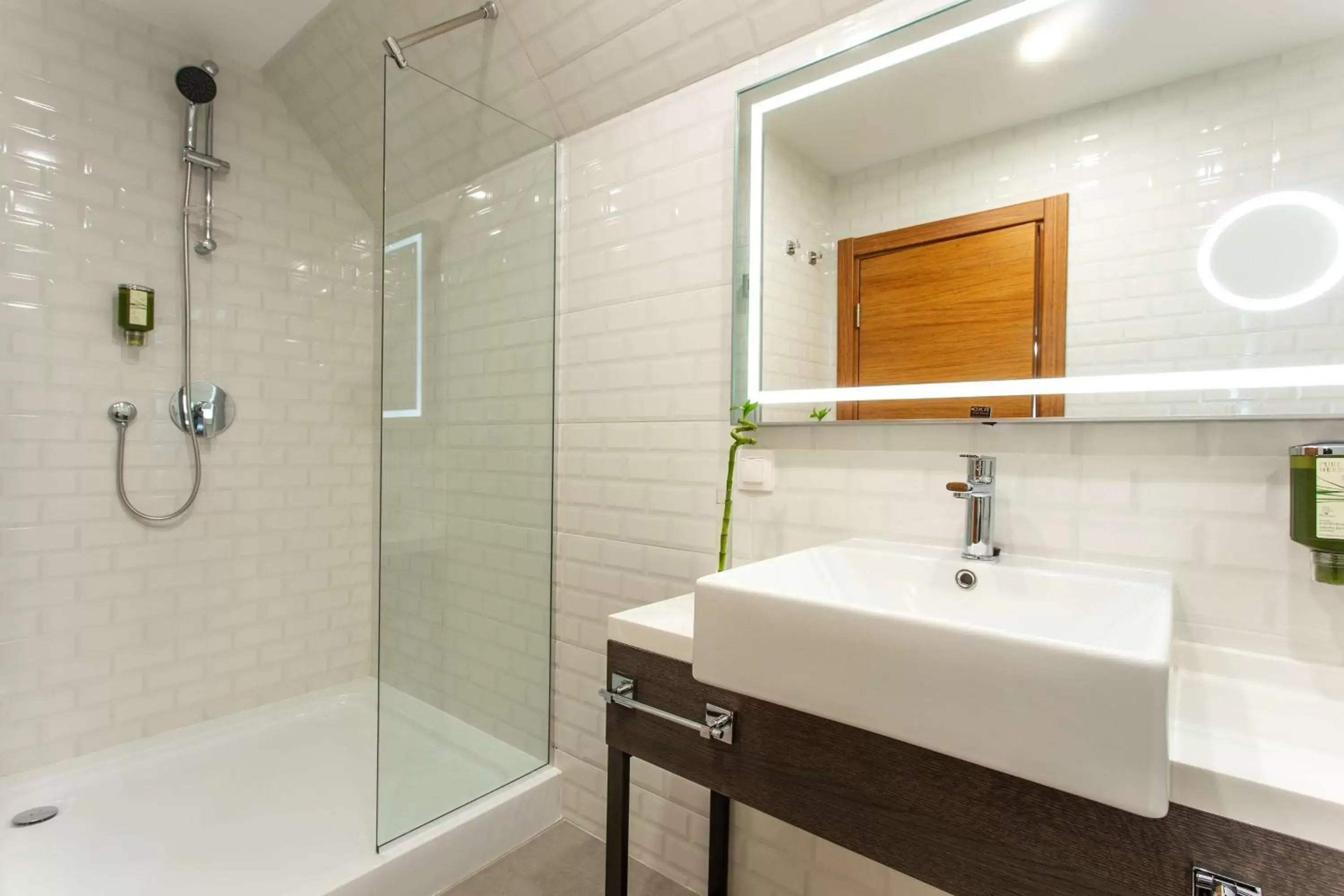 Shower, Bathroom in Best Western Terminus Hotel