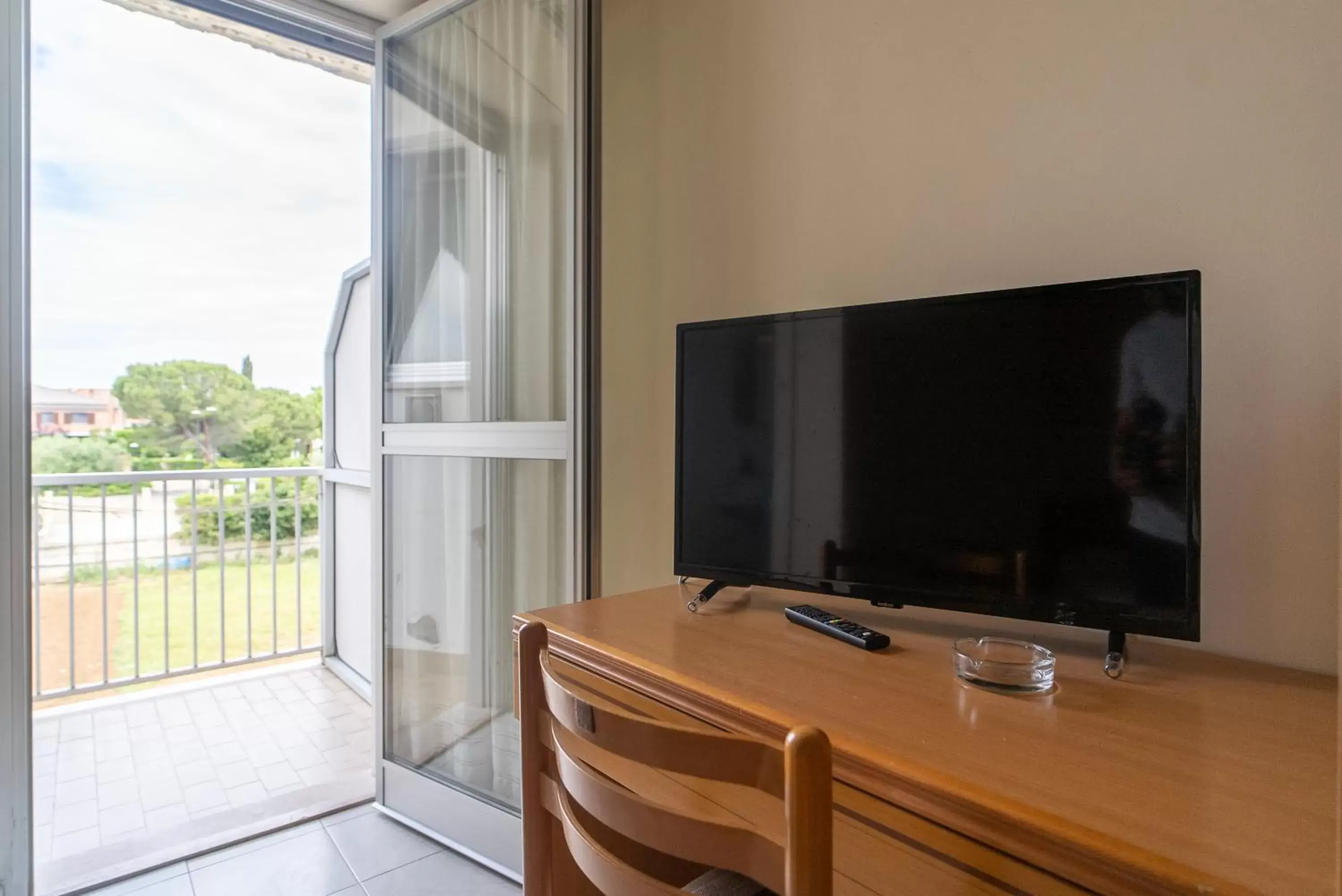 TV and multimedia, TV/Entertainment Center in Hotel La Fonte