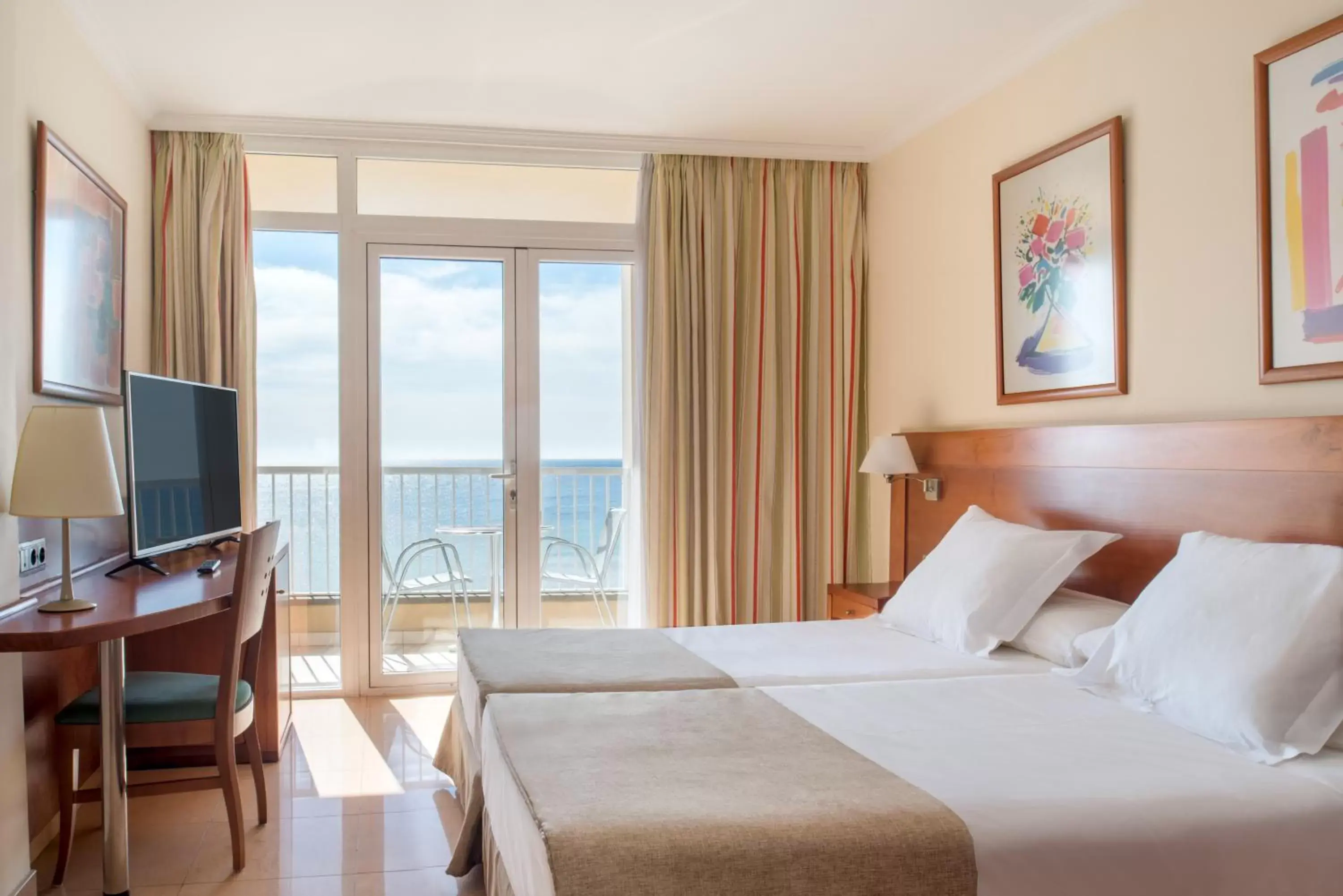 Sea view, Bed in Hotel Diamar