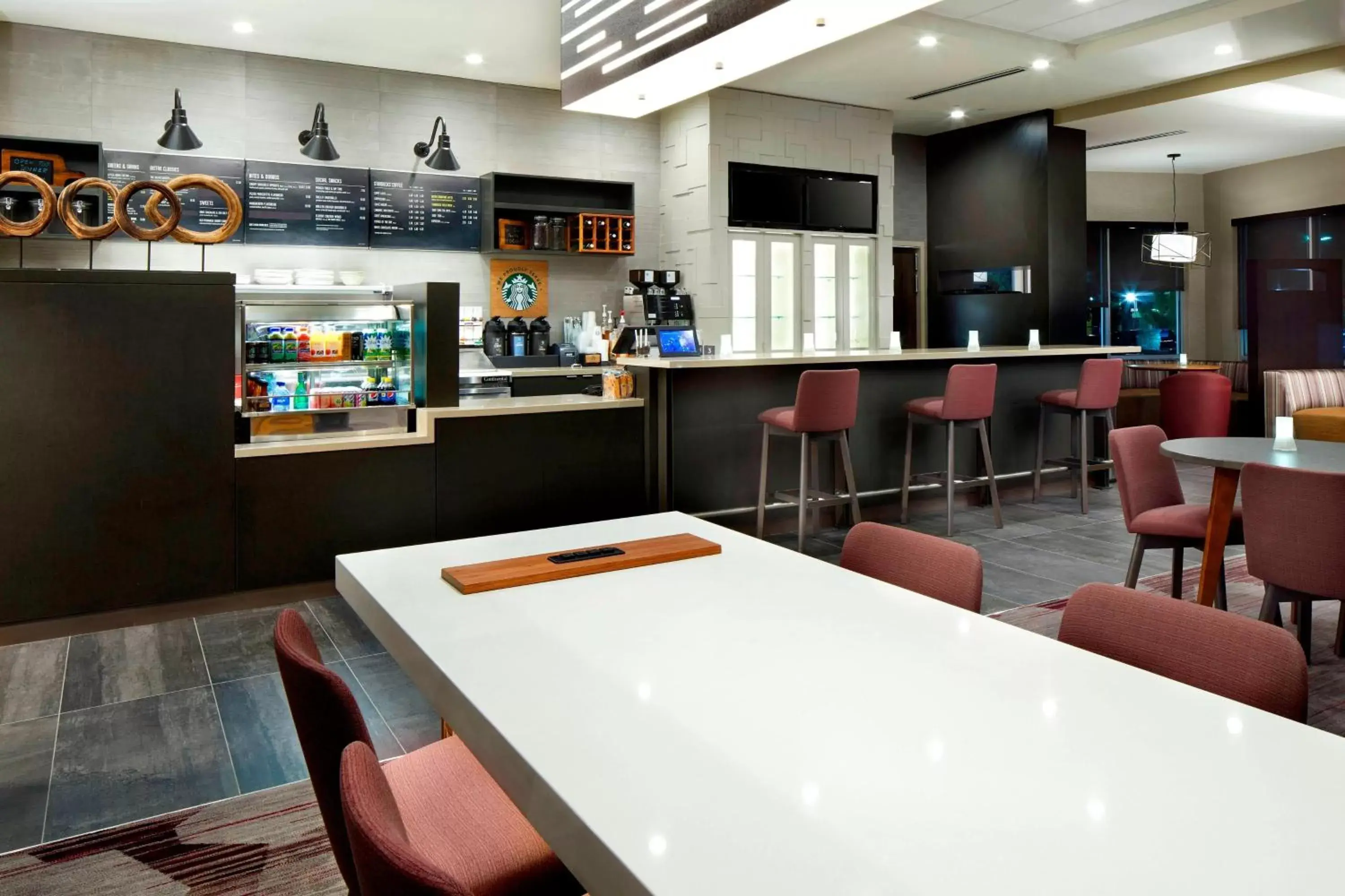 Restaurant/places to eat, Lounge/Bar in Courtyard by Marriott Houston Intercontinental Airport