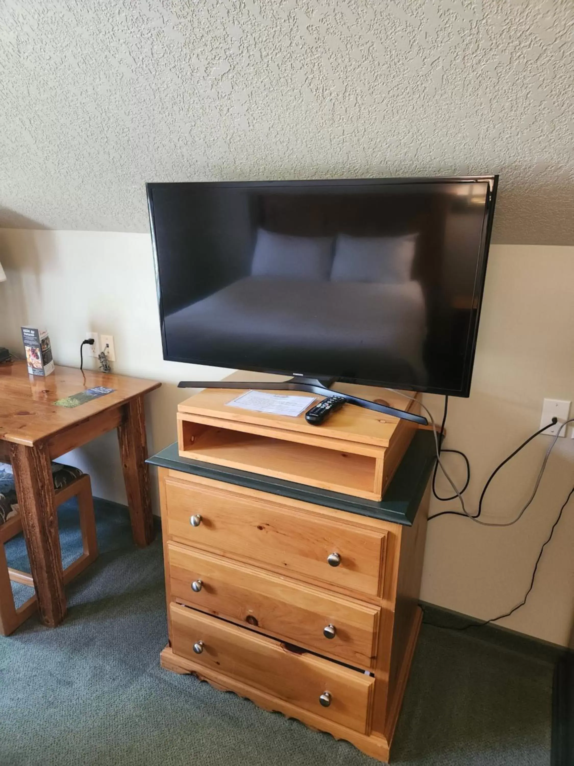 TV and multimedia, TV/Entertainment Center in Waterton Lakes Lodge Resort