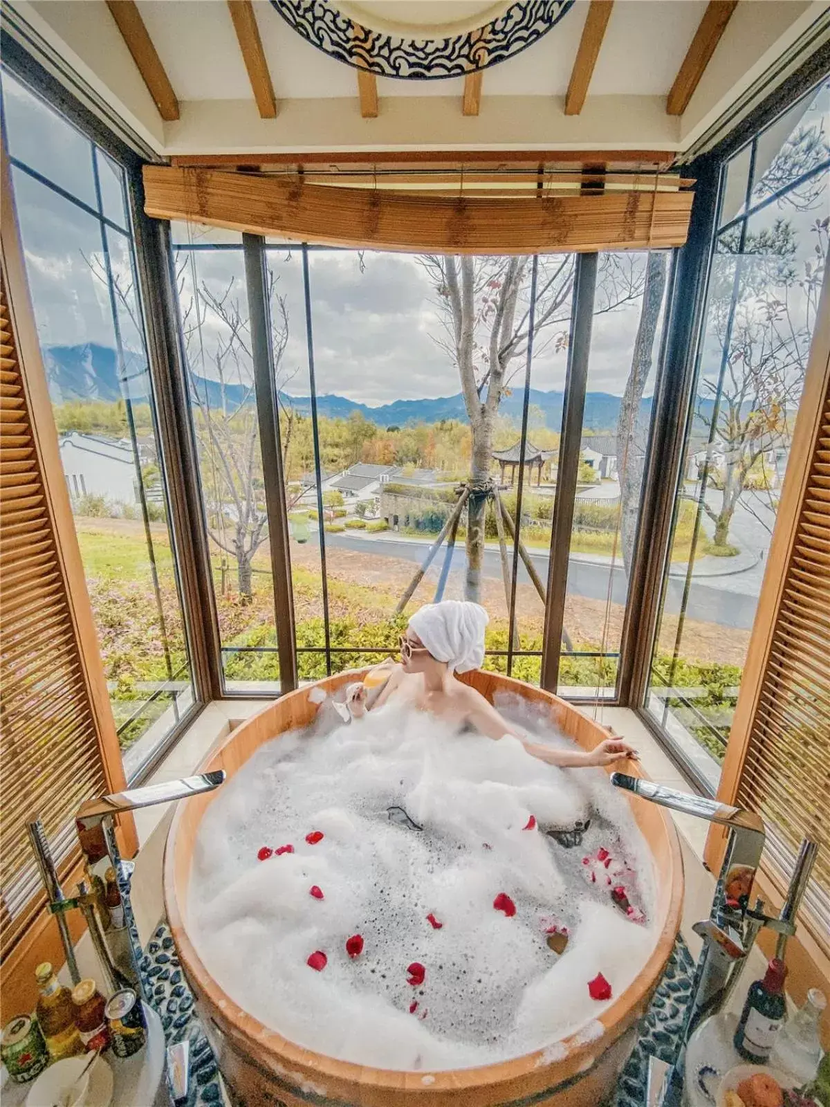 Bathroom in Banyan Tree Hotel Huangshan-The Ancient Charm of Huizhou, a Paradise