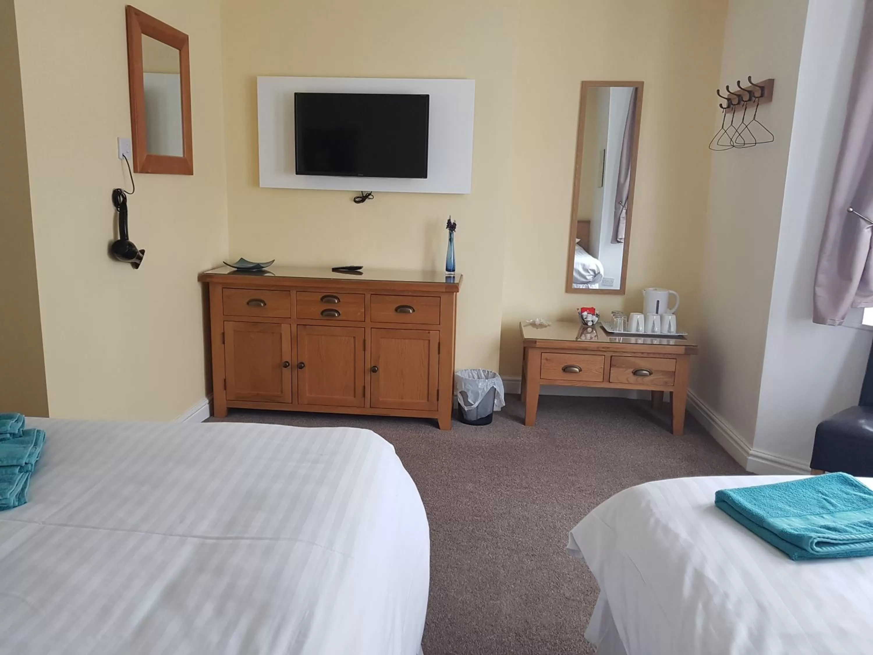 Bed, TV/Entertainment Center in The Beacon Hotel