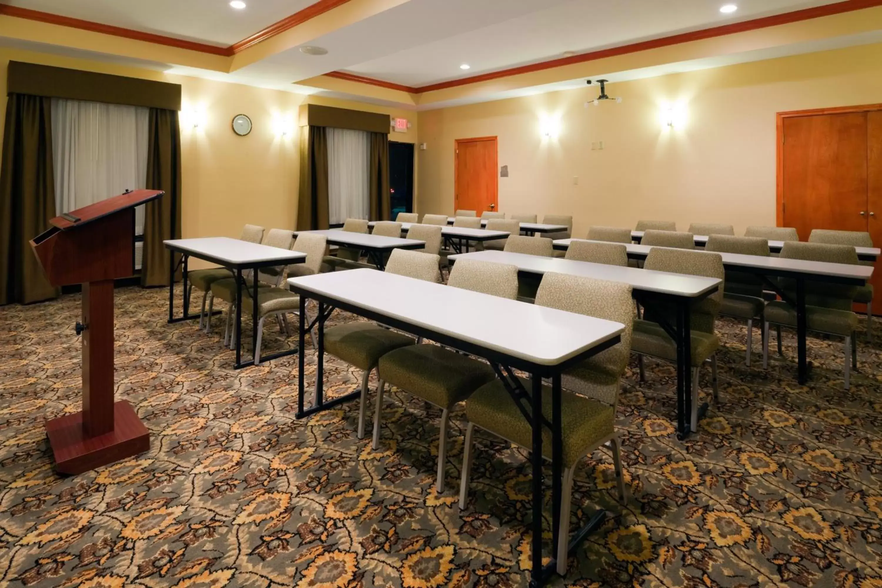 Meeting/conference room in Holiday Inn Express Hotel and Suites Fairfield-North, an IHG Hotel