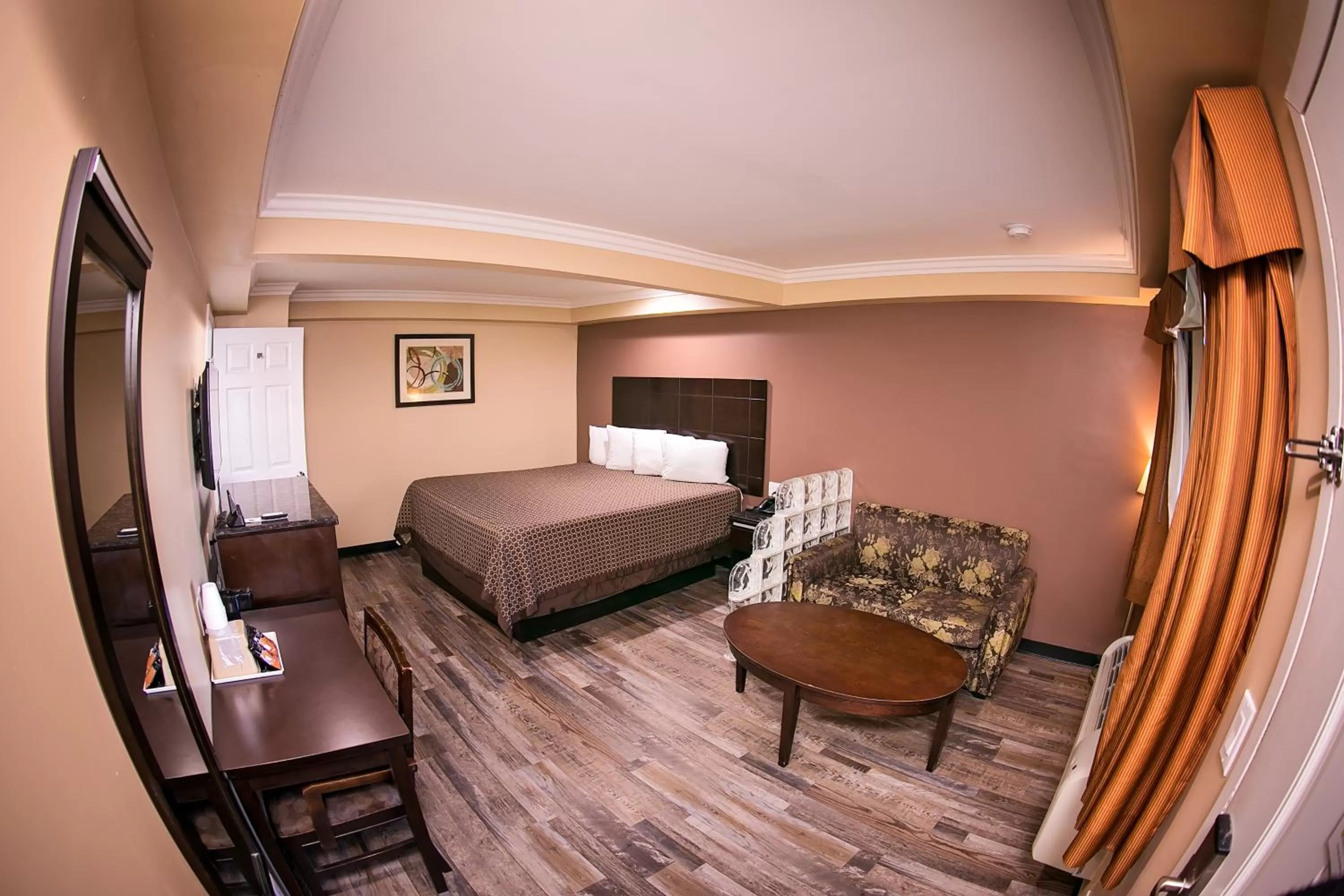 Photo of the whole room, Bed in Rodeway Inn & Suites