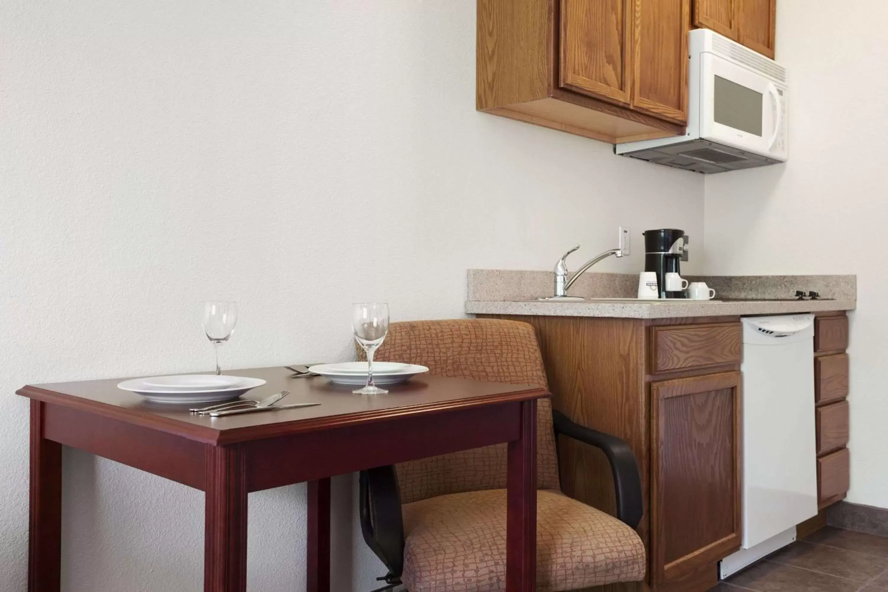 Photo of the whole room, Kitchen/Kitchenette in Days Inn & Suites by Wyndham Columbus NE