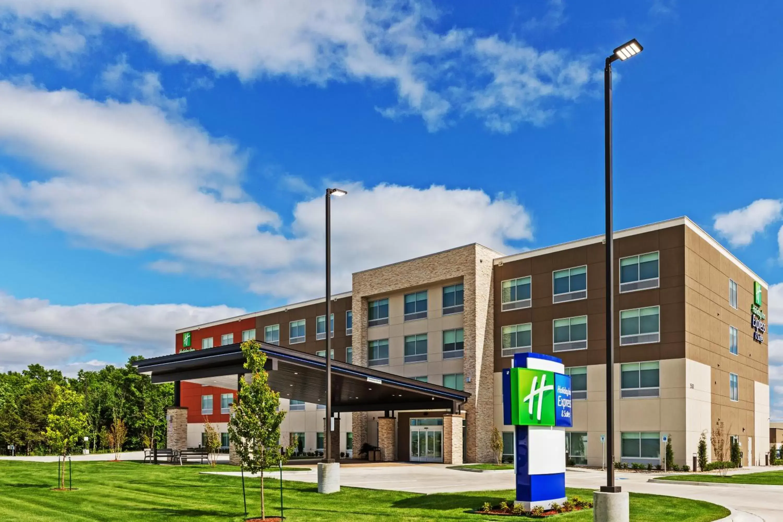 Property building in Holiday Inn Express & Suites - Parsons, an IHG Hotel
