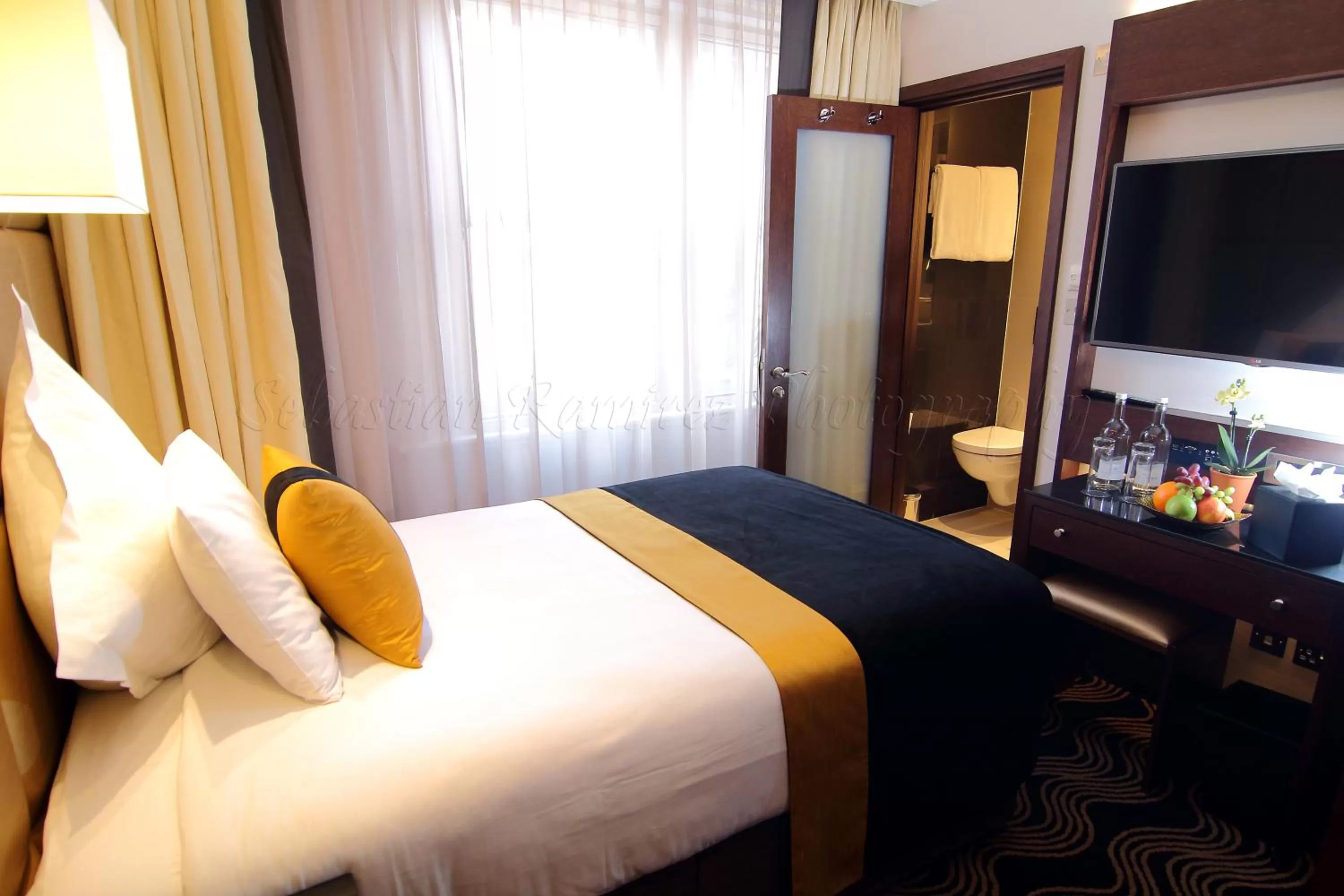 Bedroom, Bed in Montcalm Piccadilly Townhouse, London West End