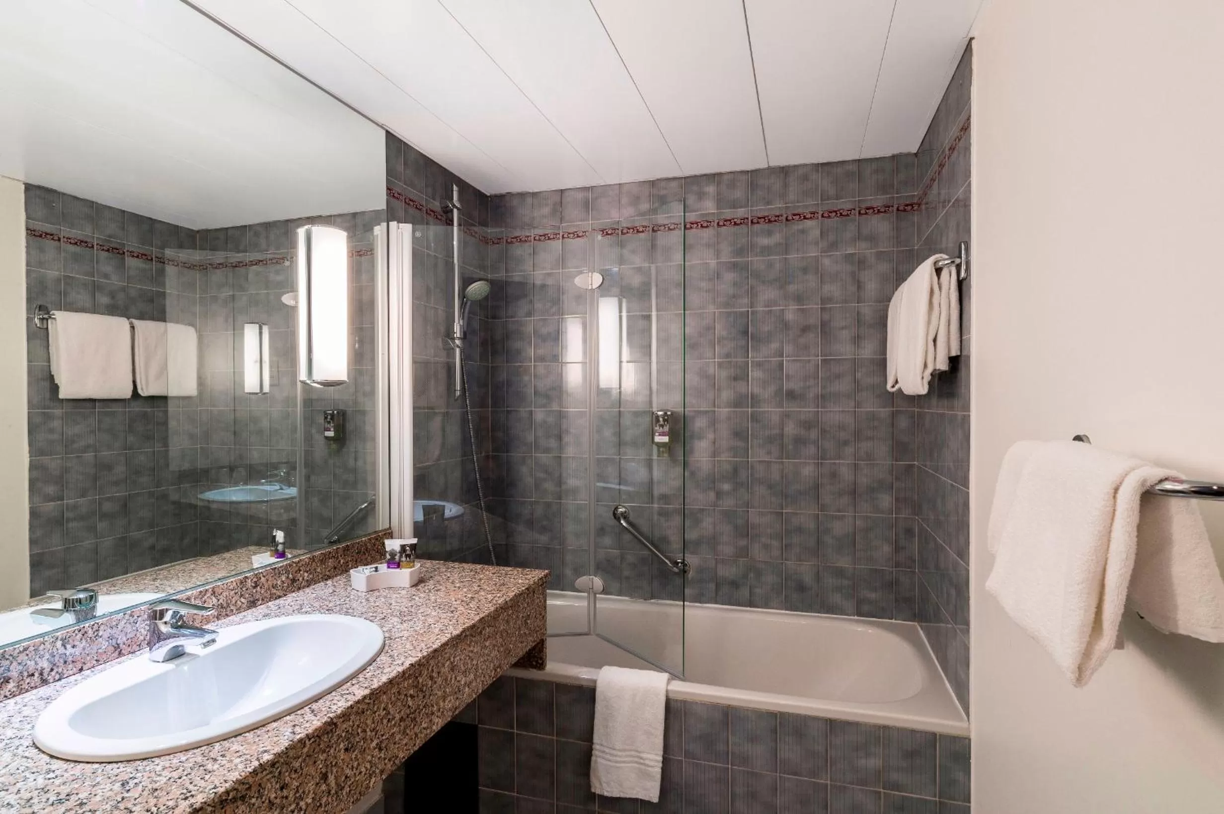 Bathroom in Mercure Paris Roissy CDG
