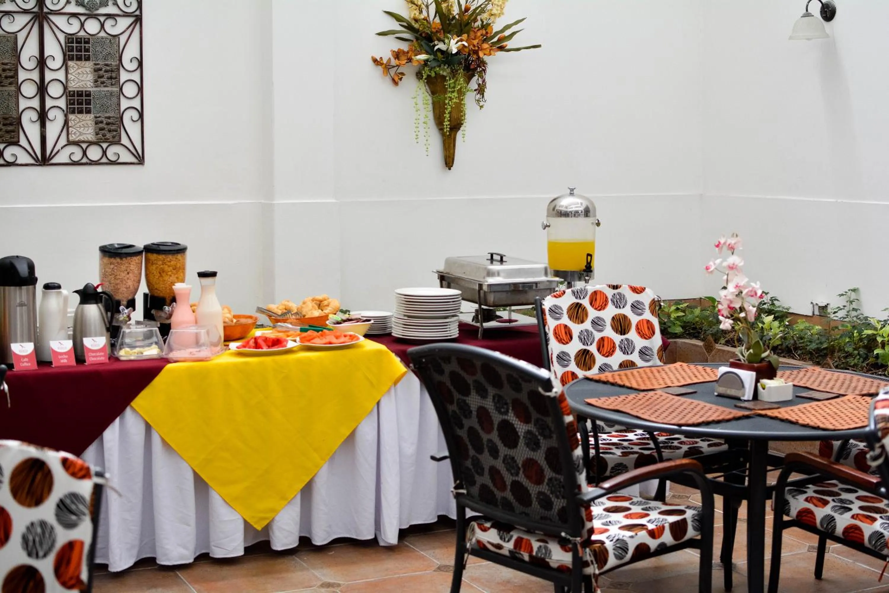 Restaurant/places to eat in Hotel Karlo By GHO Hoteles