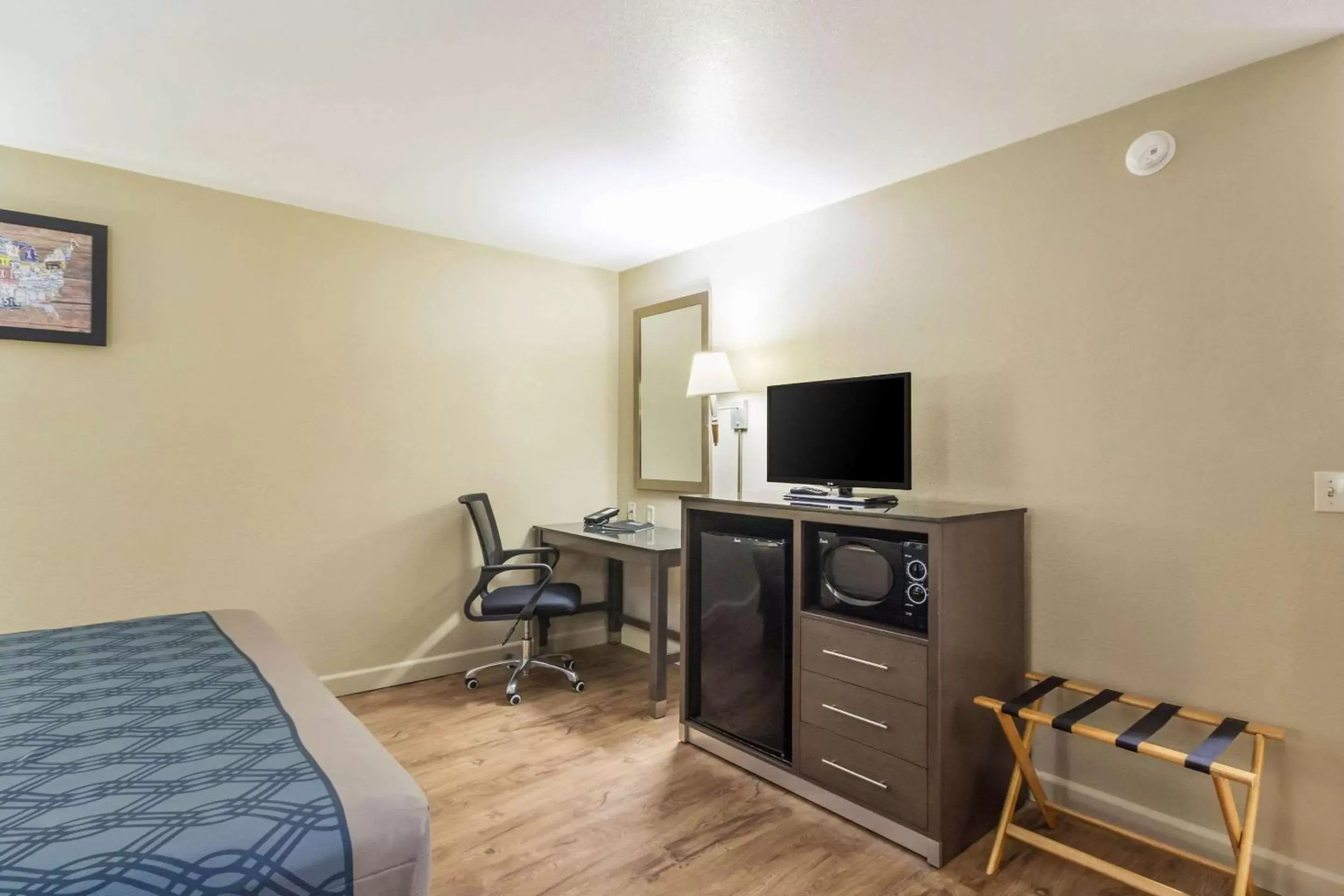 Photo of the whole room, TV/Entertainment Center in Econo Lodge Inn & Suites I-35 at Shawnee Mission