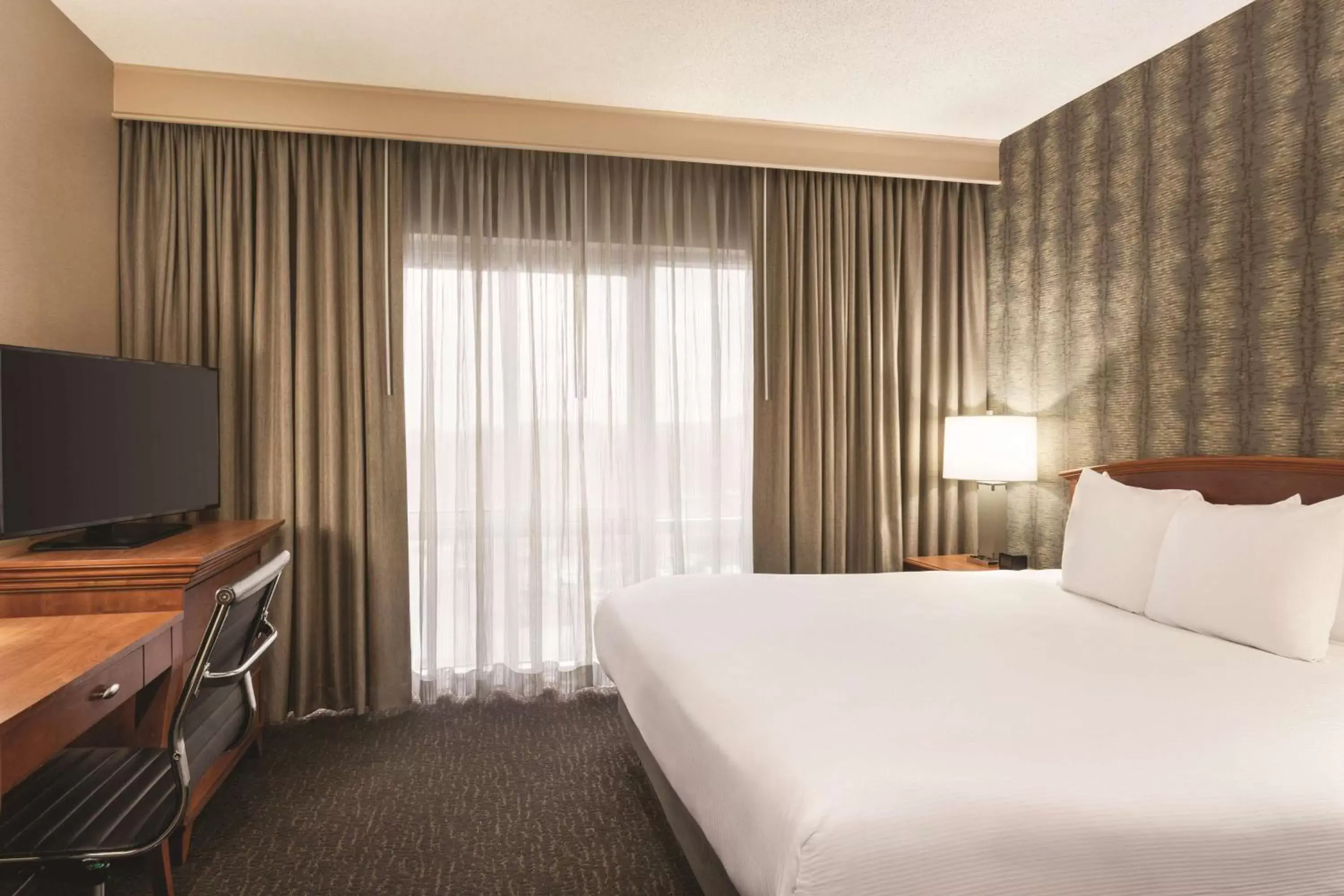 Bedroom, Bed in Embassy Suites by Hilton Nashville South Cool Springs